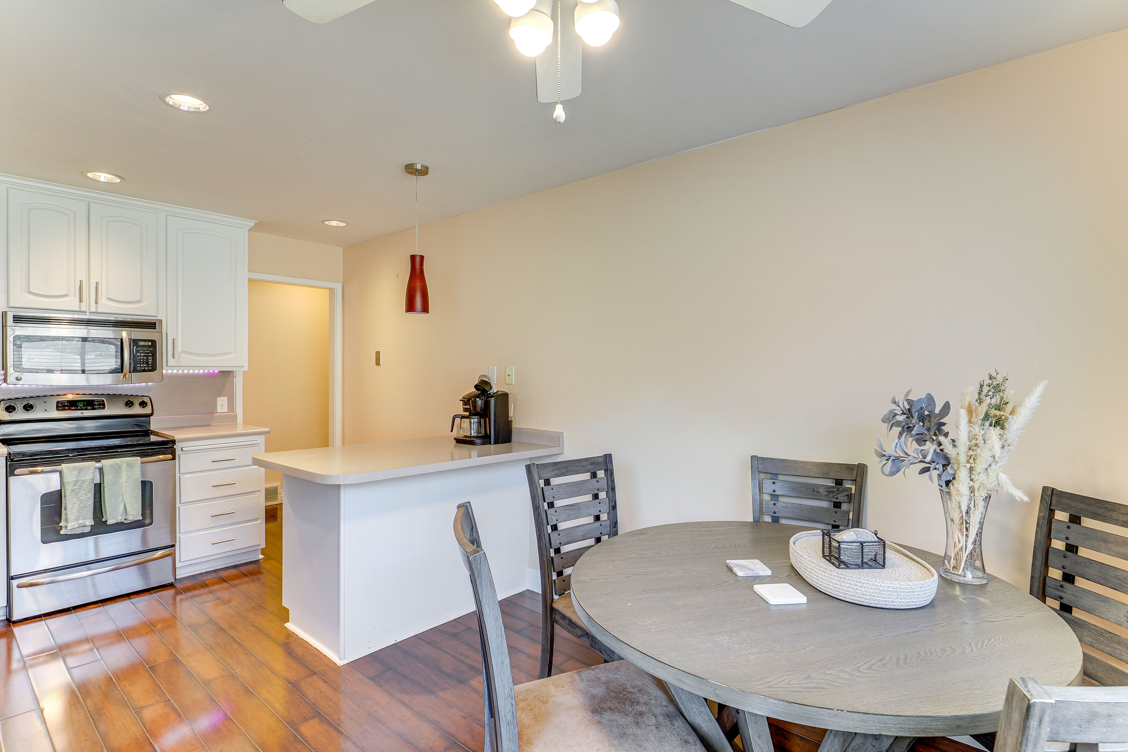 Dining Area | Dishware/Flatware Provided | Main Floor