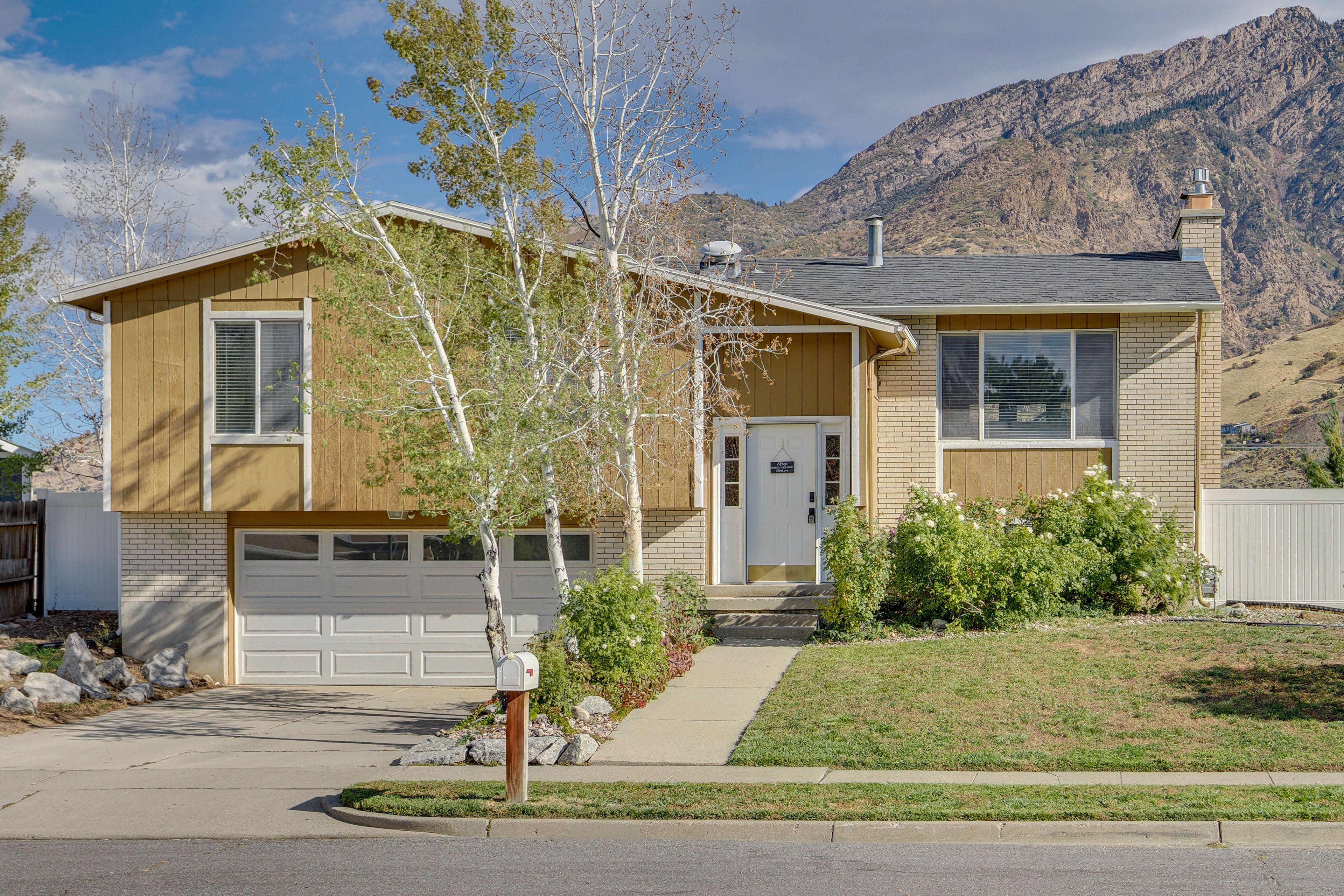 Exterior | Driveway (2 Vehicles) | Garage (1 Vehicle) | Free Street Parking