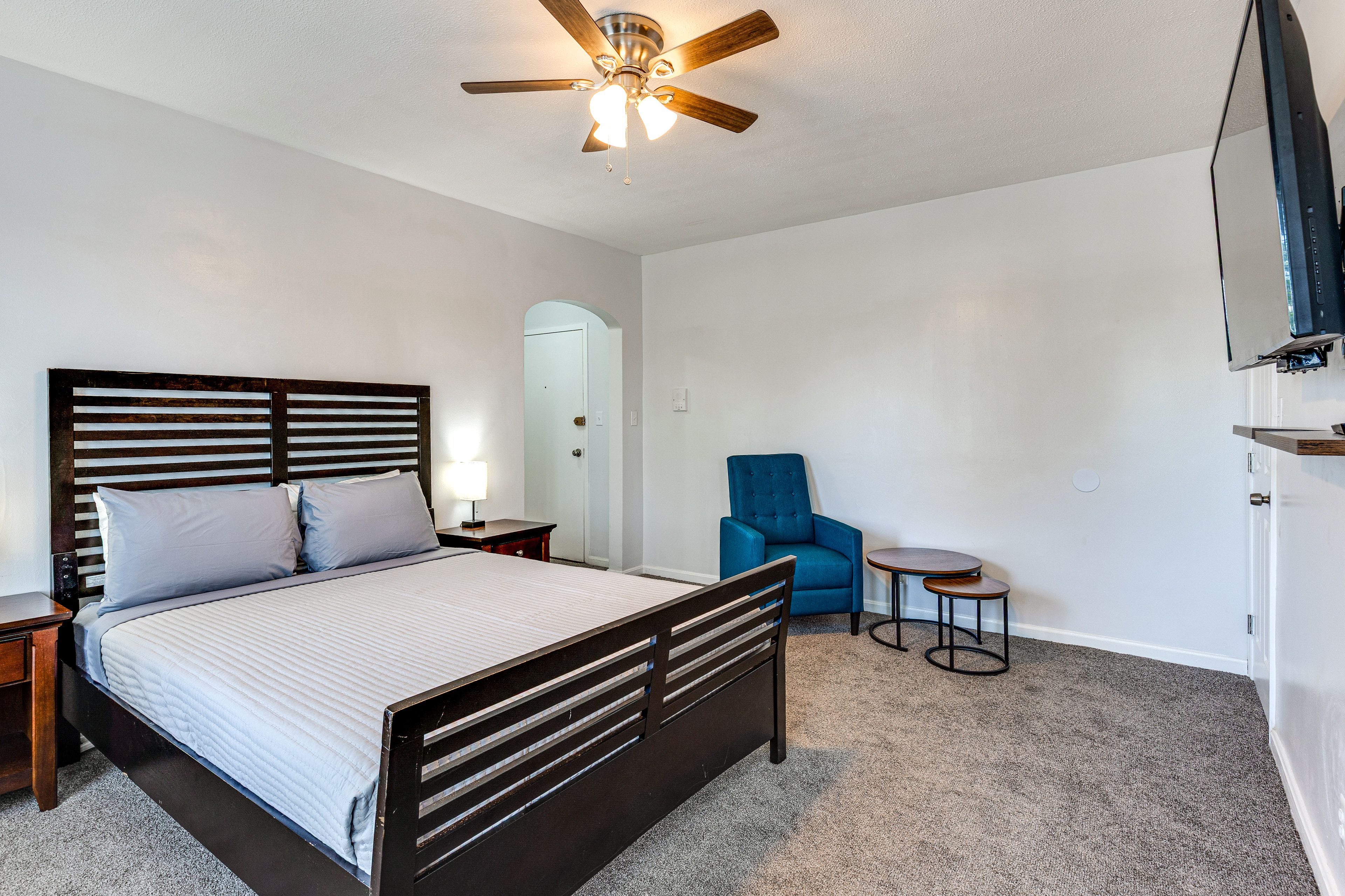 Studio | Queen Bed | Smart TV | Single-Story Unit