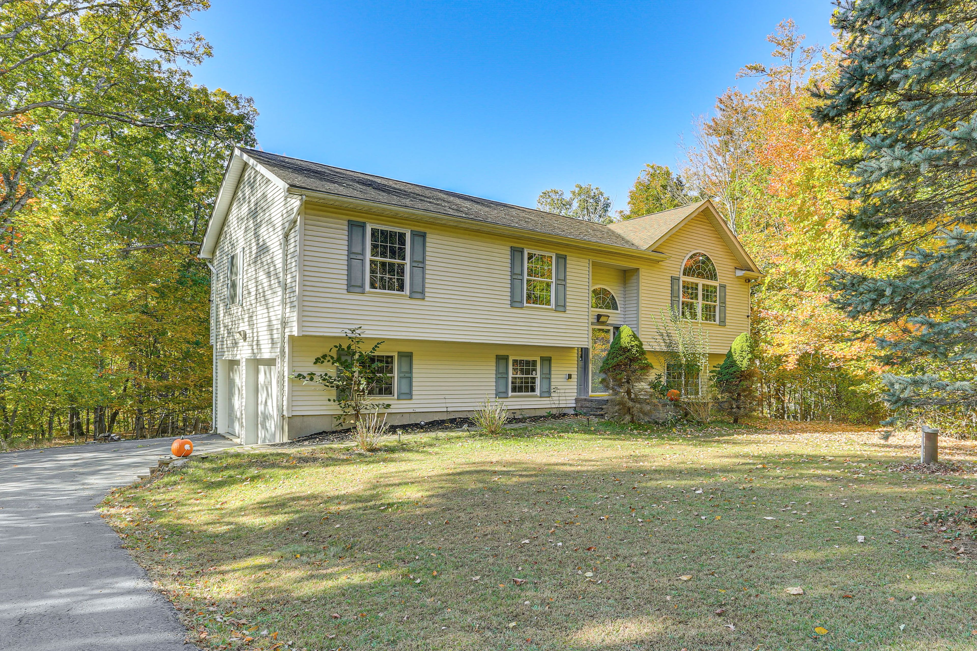 Parking | Driveway (6 Vehicles)