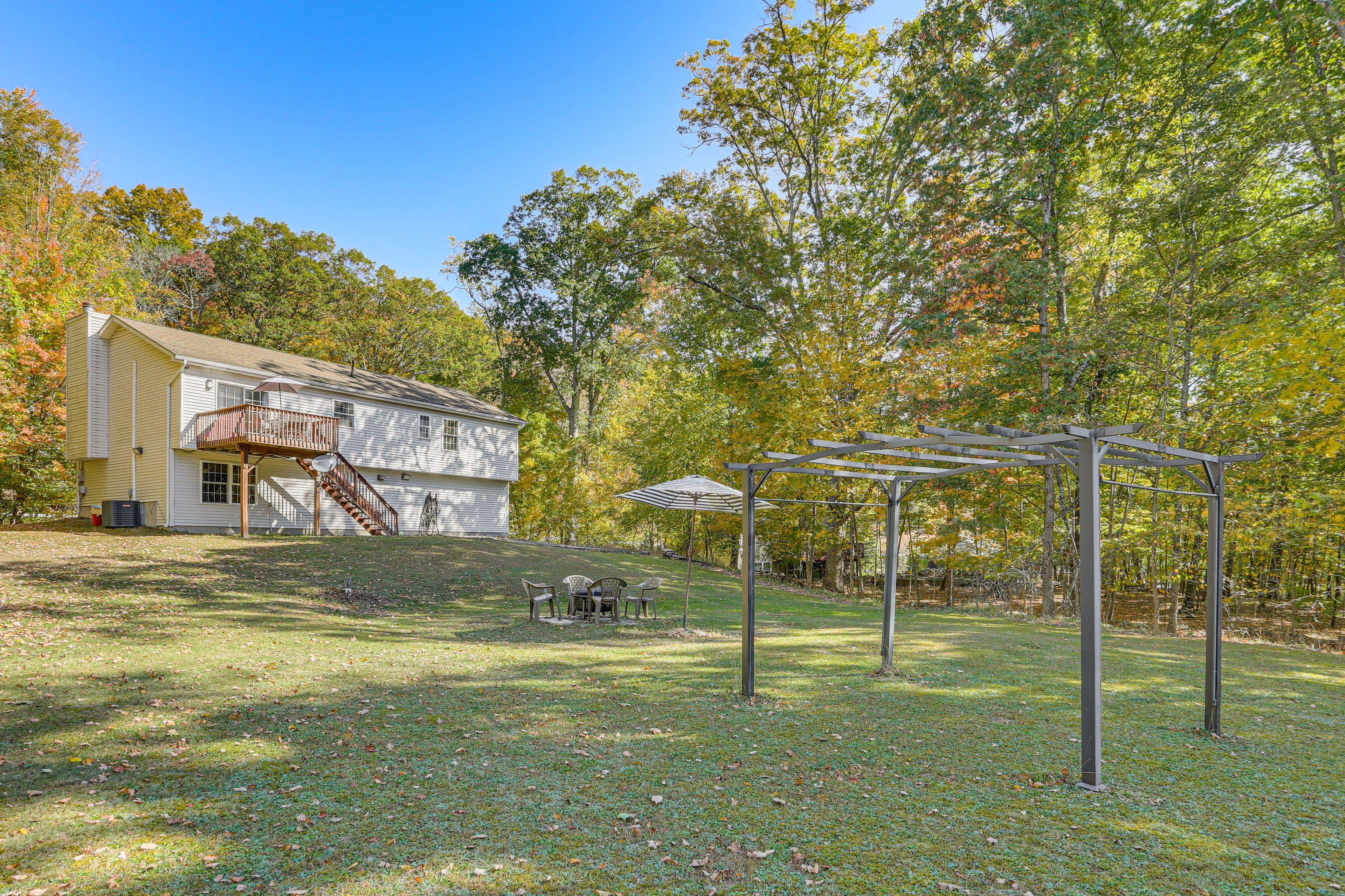 Private Yard | Fire Pit | Charcoal Grill