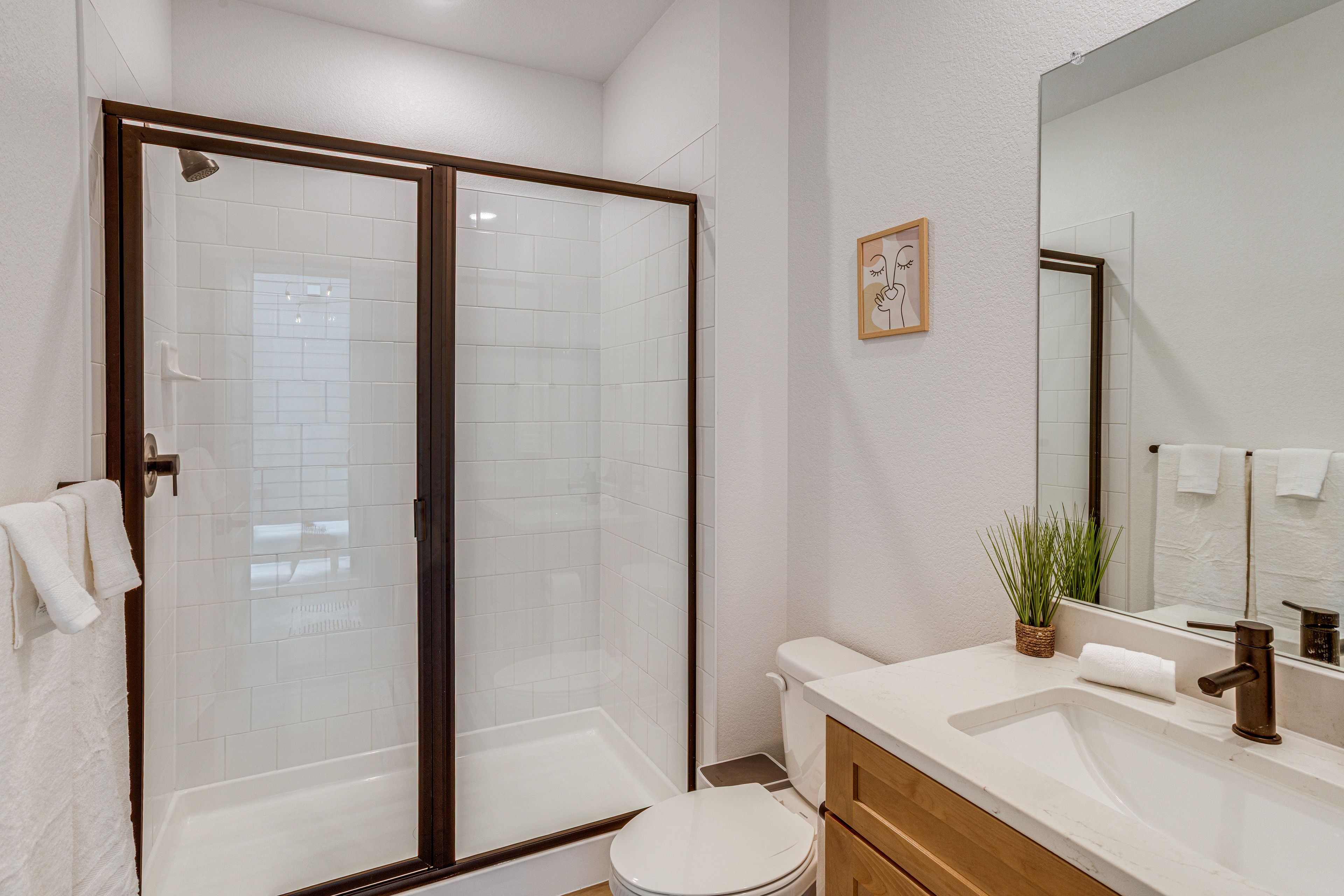 Full Bathroom | 1st Floor | Towels Provided