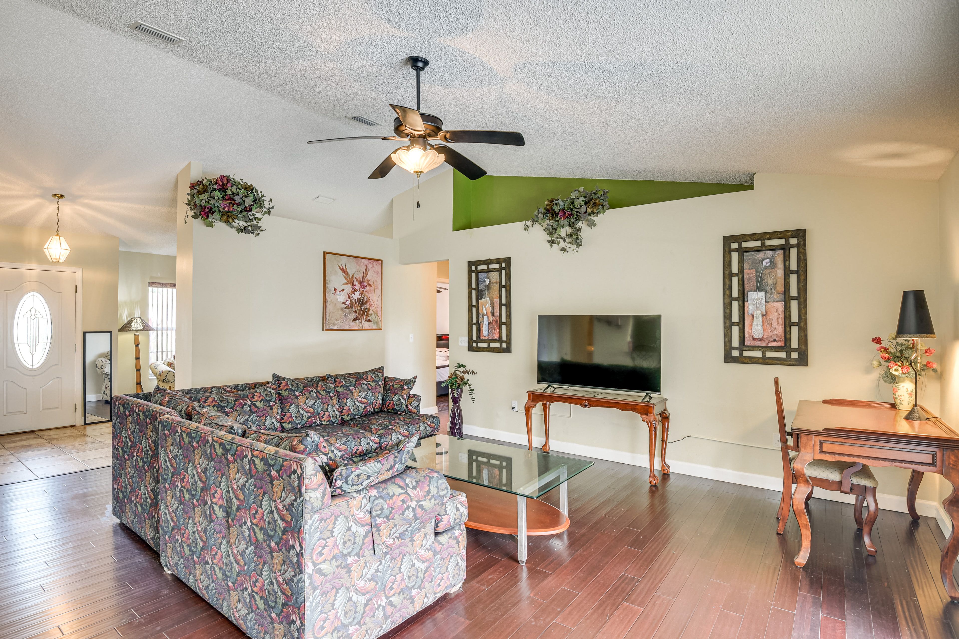Living Room | Smart TV | Free WiFi