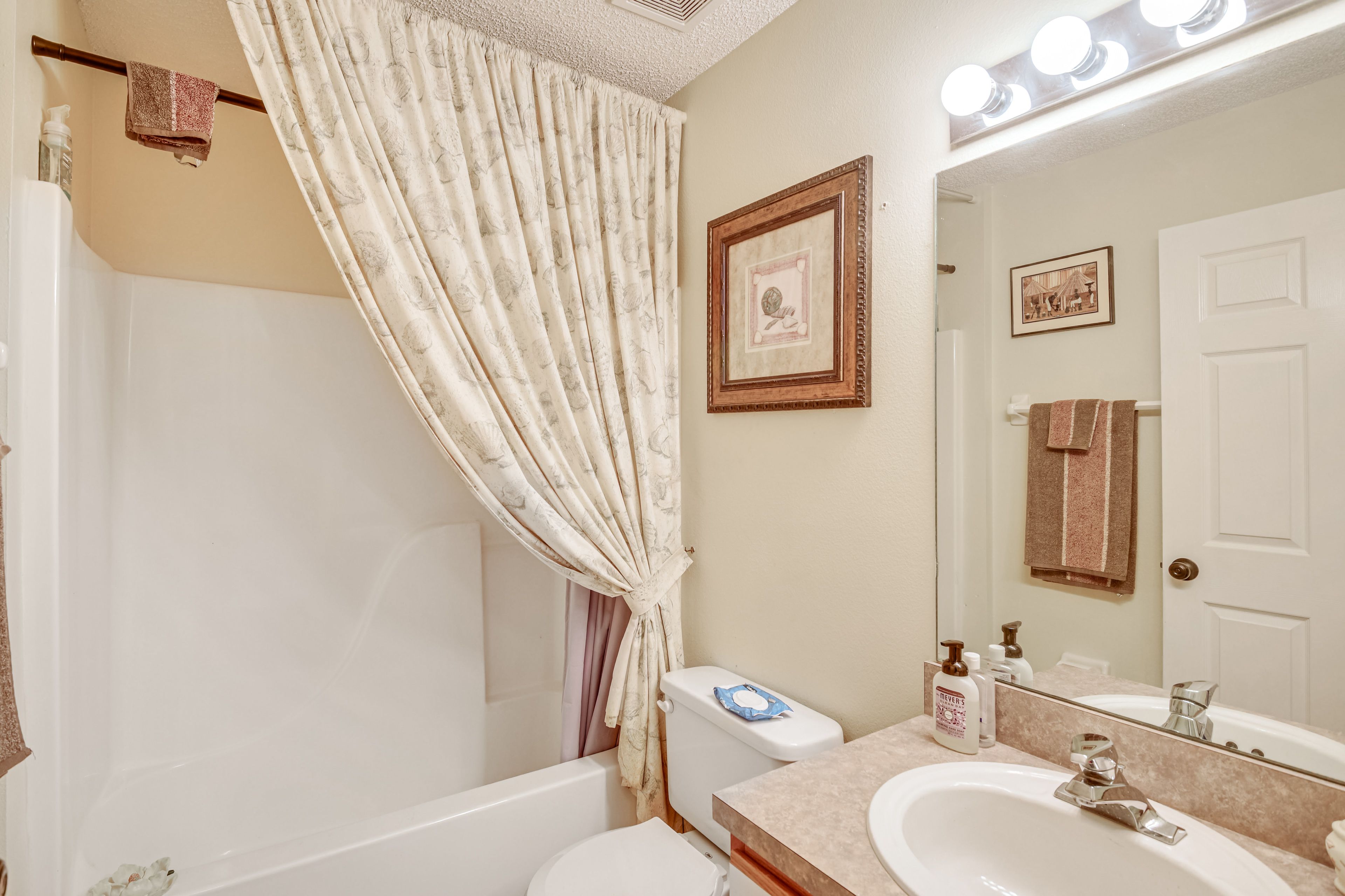 Bathroom | Towels Provided | Complimentary Toiletries | Hair Dryer