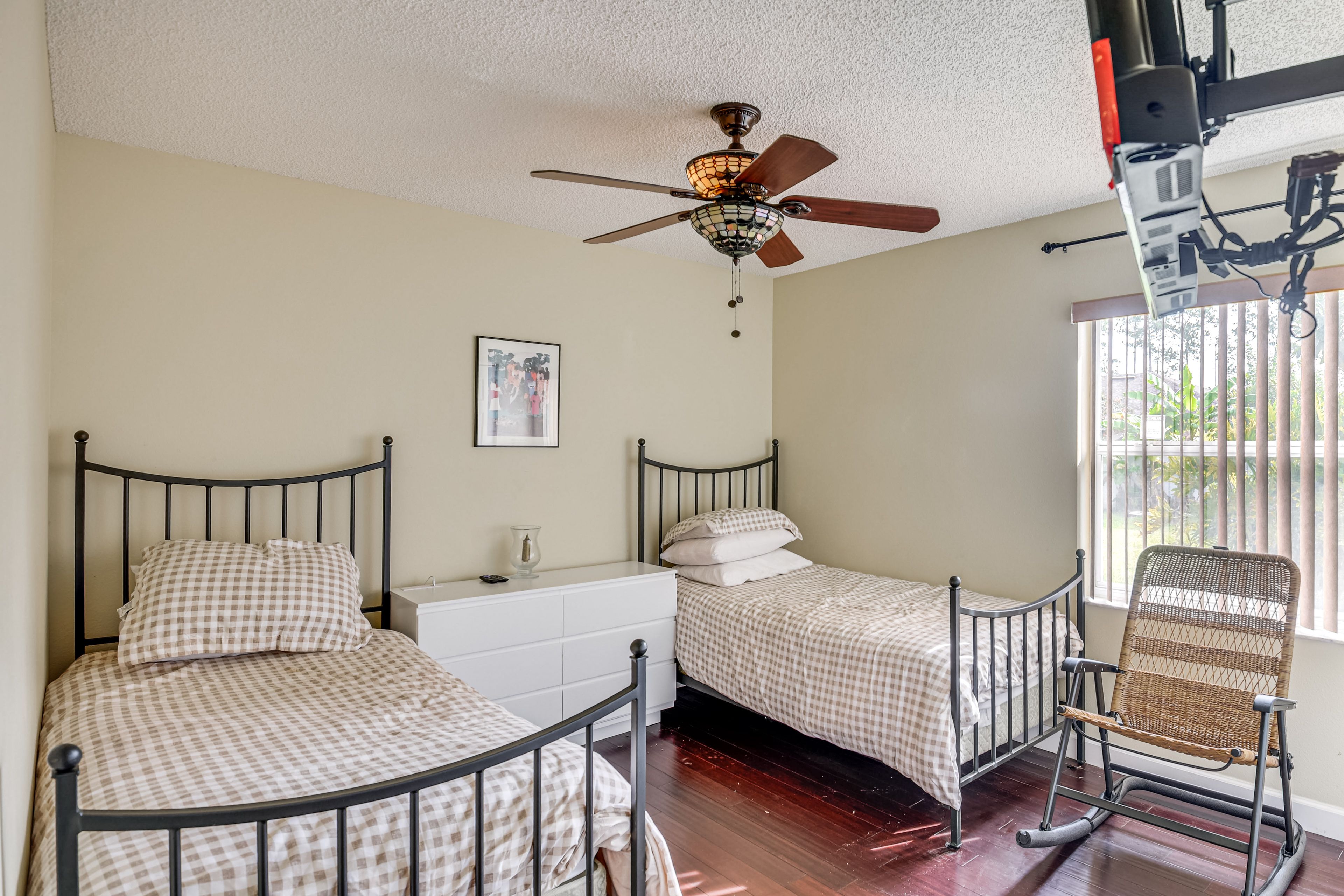 Bedroom 2 | 2 Twin Beds | Smart TV