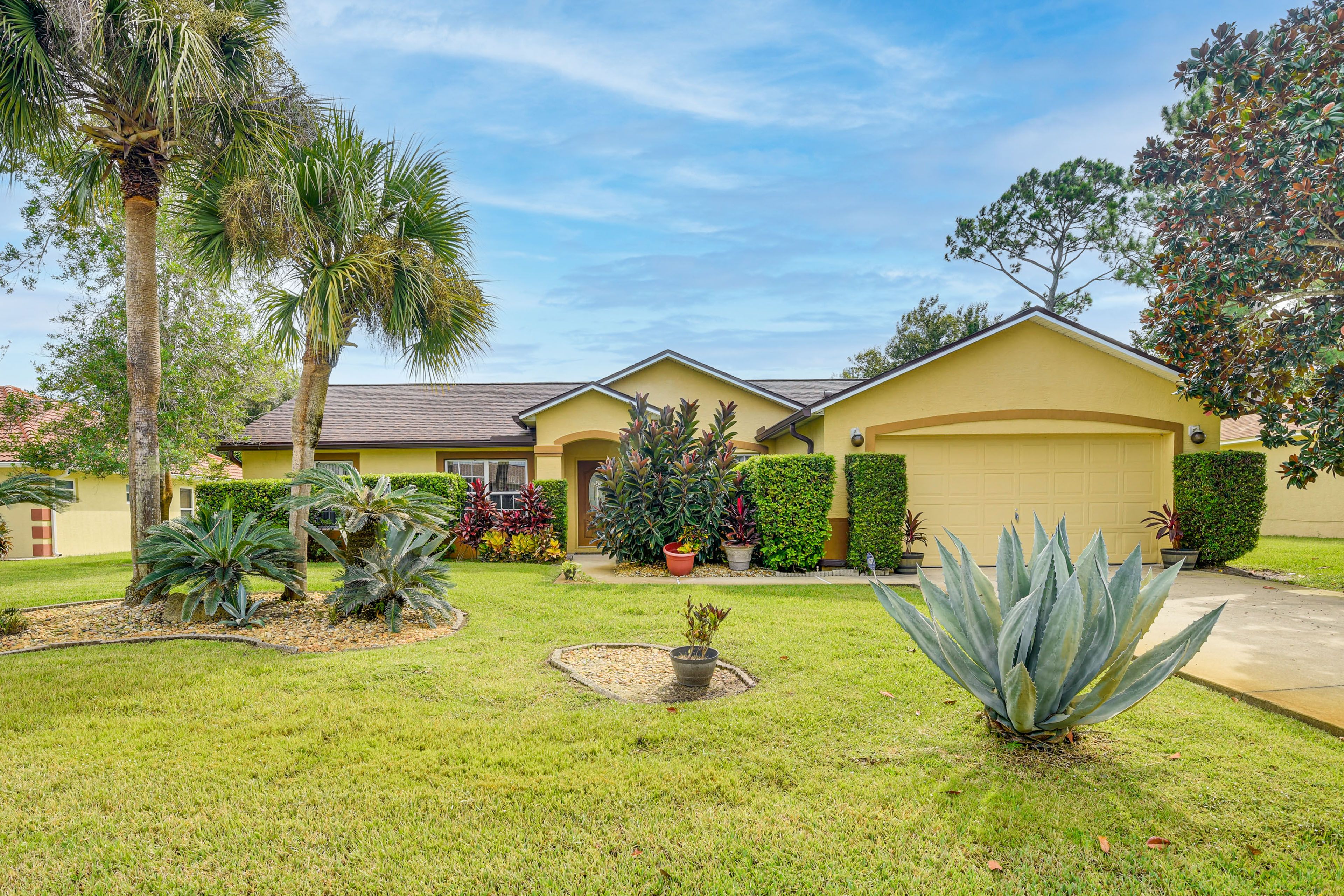 Front Yard | Single-Story House | 3 Mi to European Village
