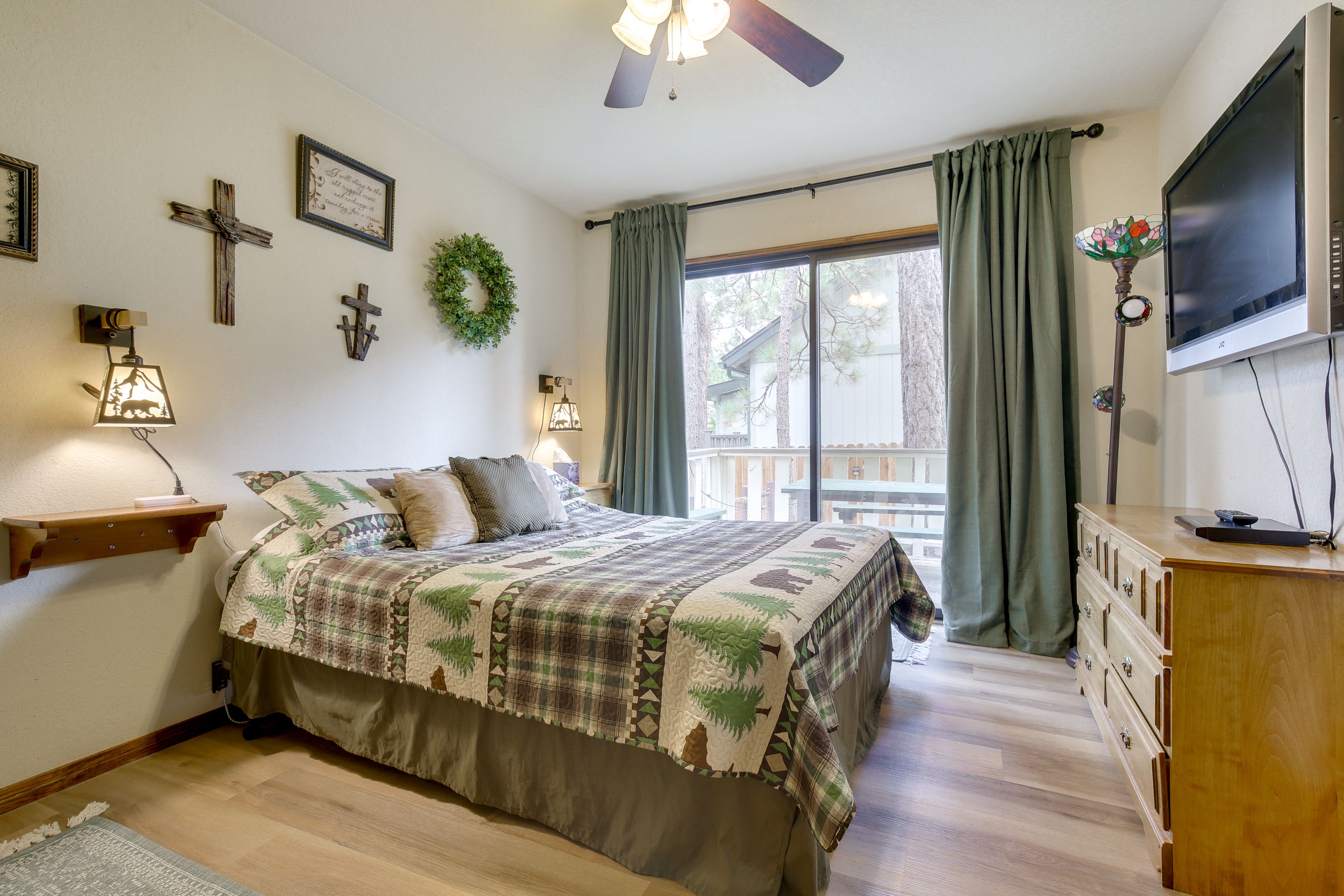 Bedroom 1 | Queen Bed | Deck Access | 1st Floor
