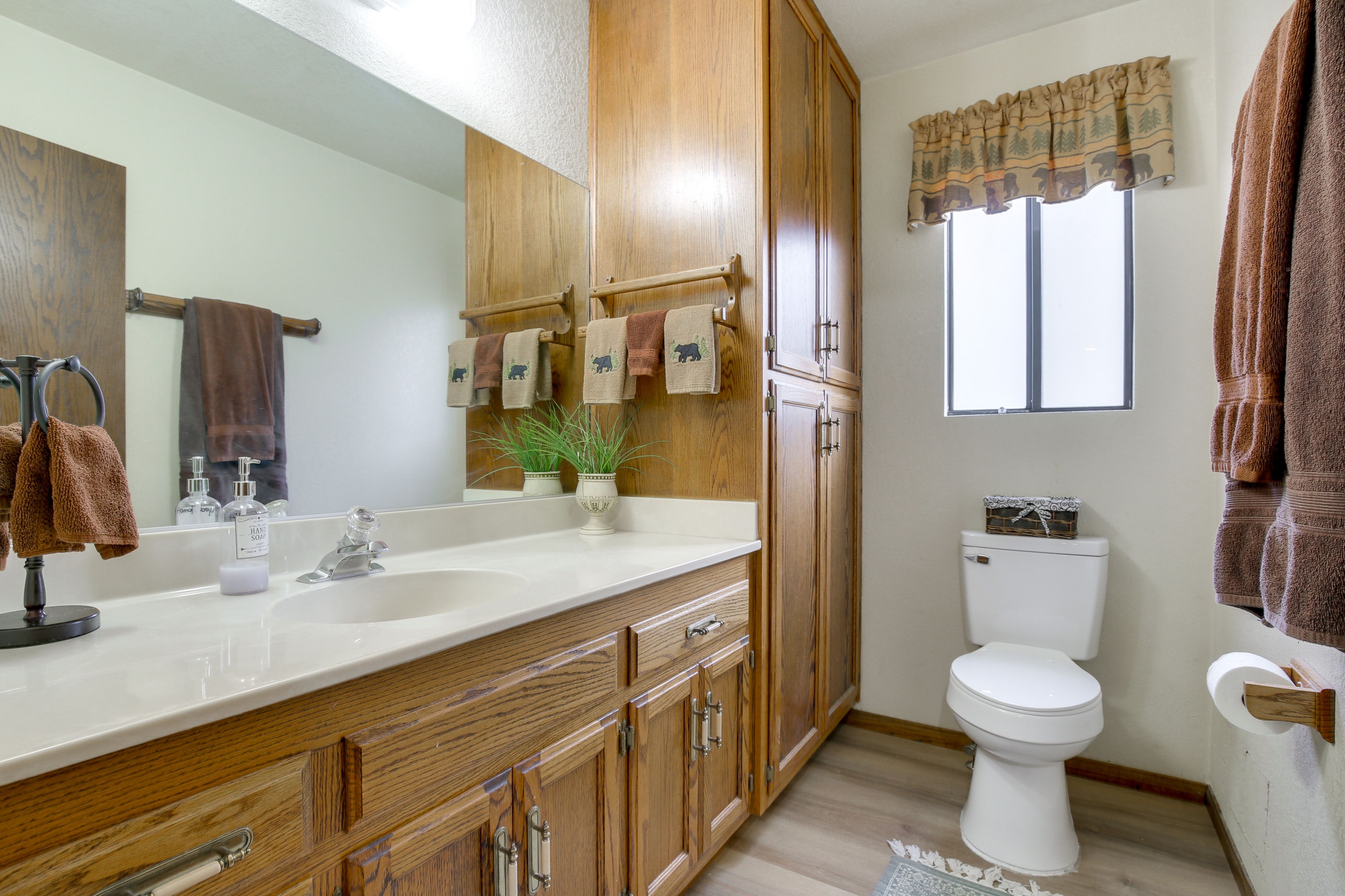 Half Bathroom | Towels Provided | 1st Floor