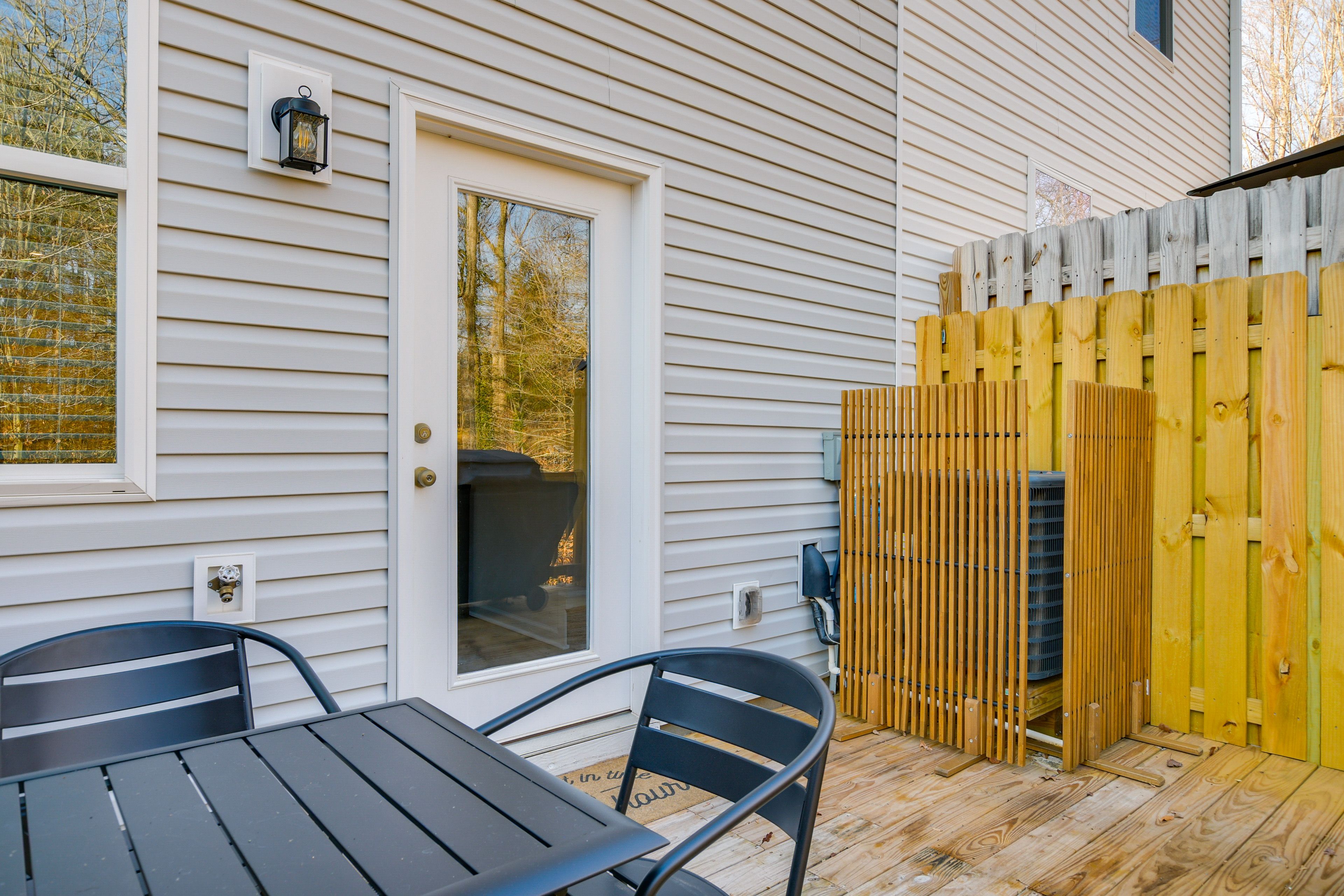 Deck w/ Dining Table
