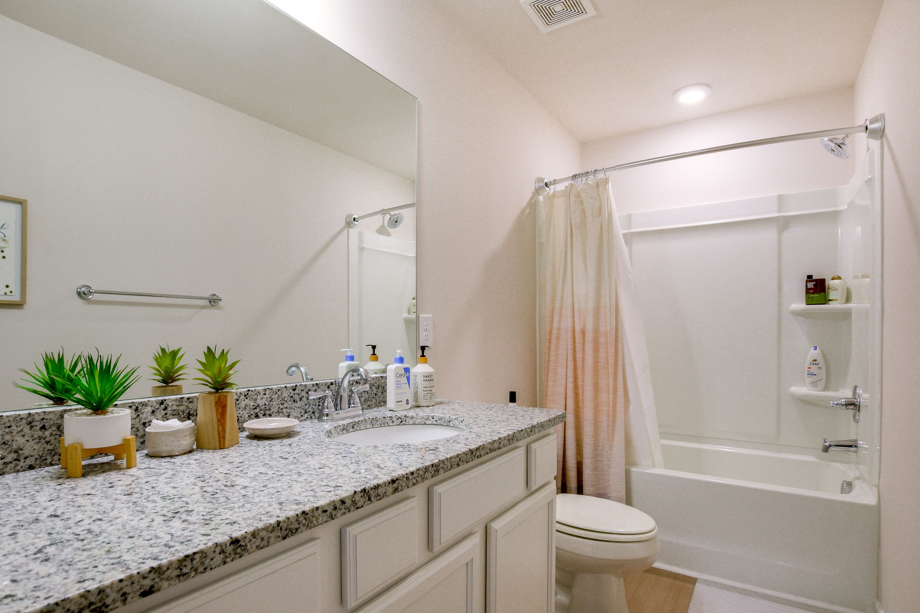 Full Bathroom | 2nd Floor | Towels Provided