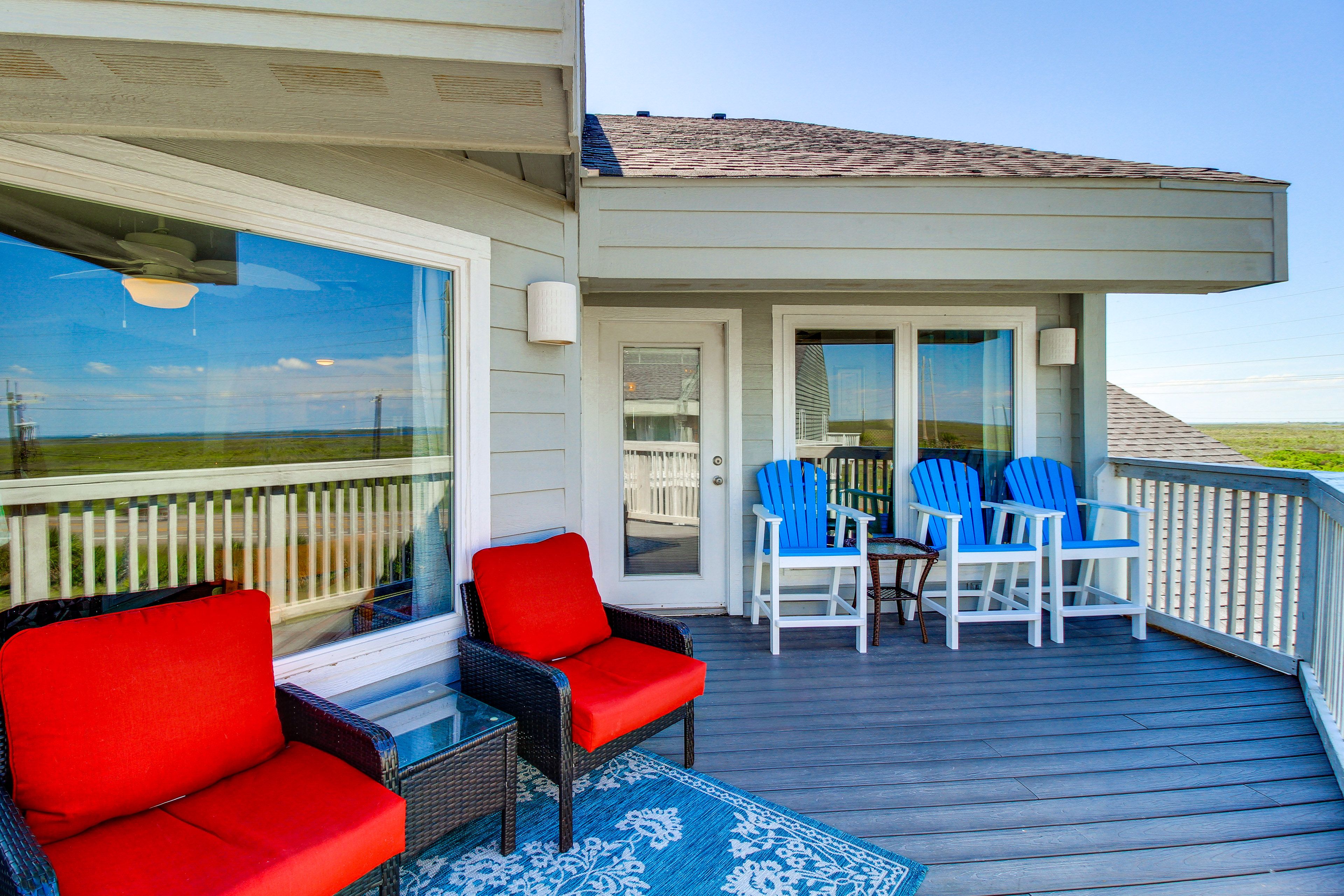 Private Balcony w/ Seating