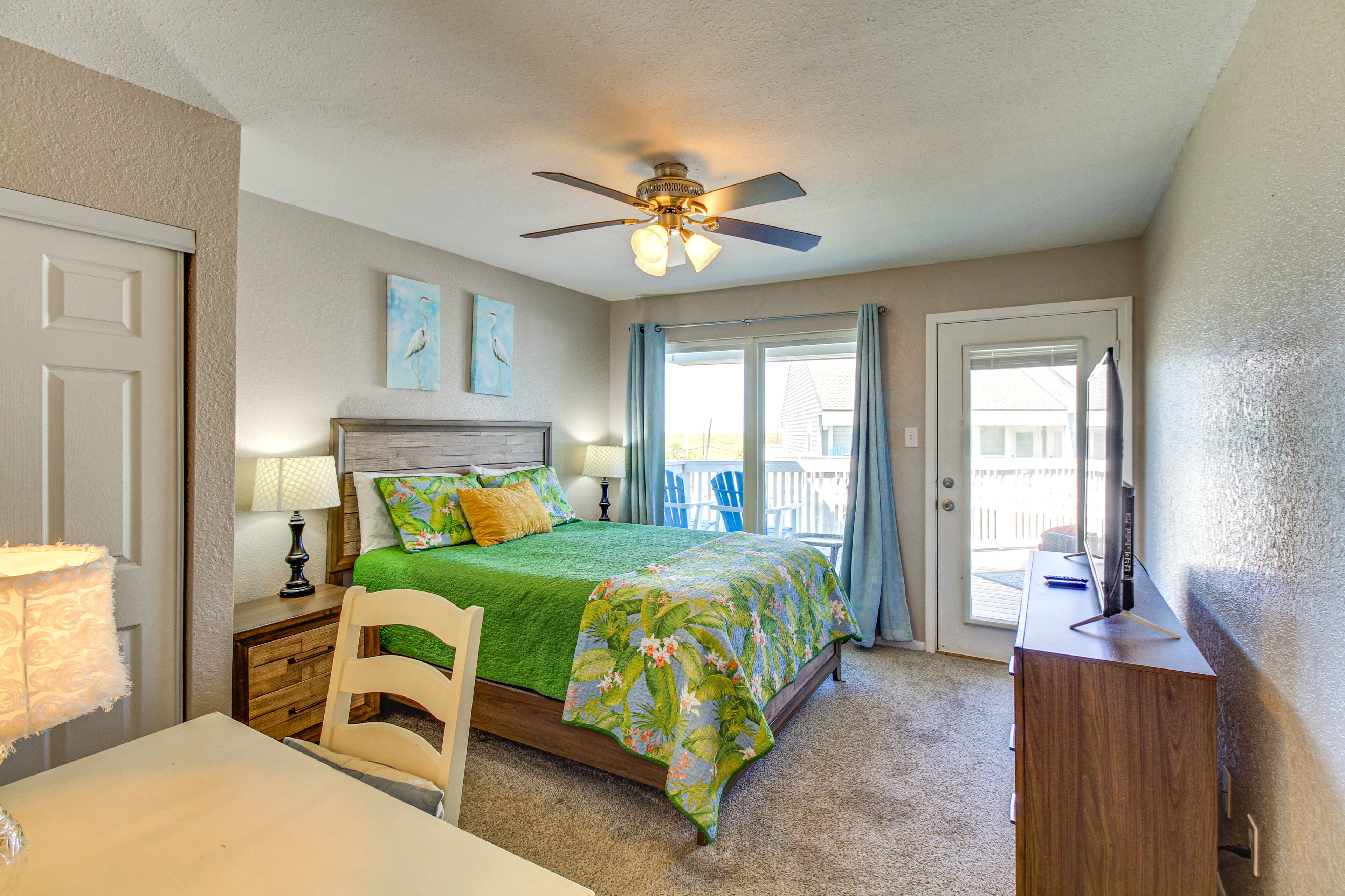 Bedroom | Queen Bed | Smart TV | Laptop-Friendly Workspace