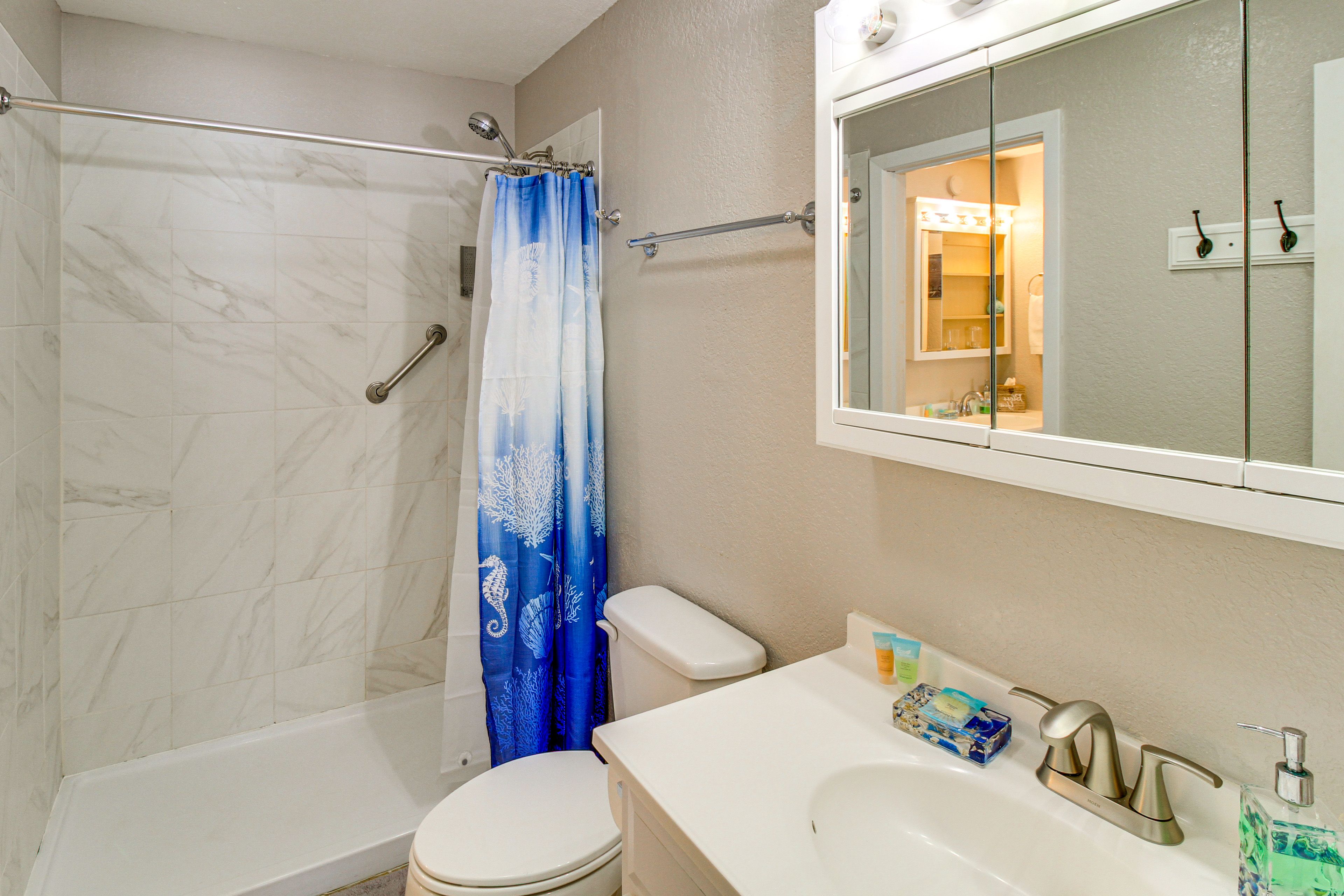 Full Bathroom | Towels Provided