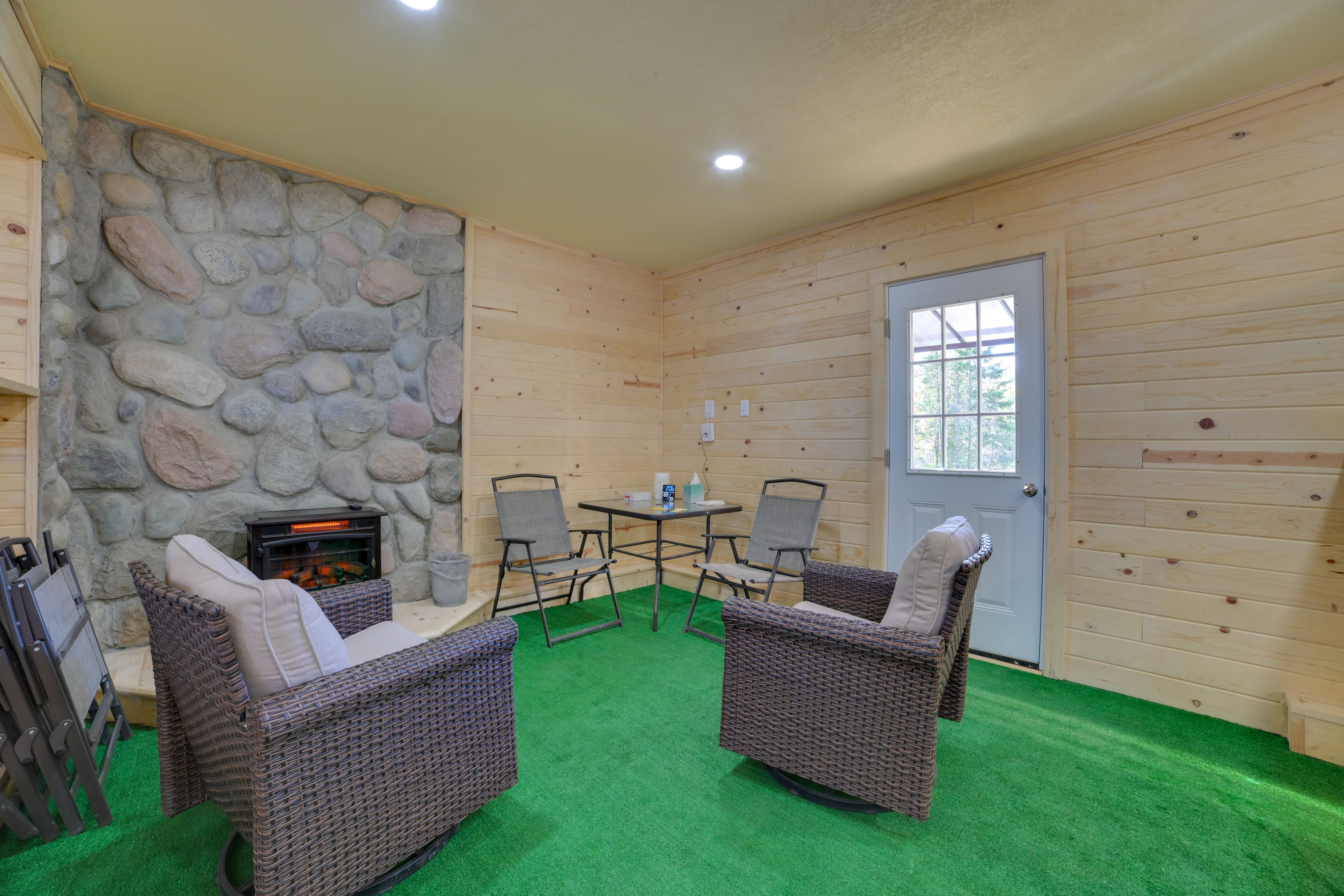 Indoor Patio | Free WiFi | Central Heating | Electric Fireplace | 1st Floor