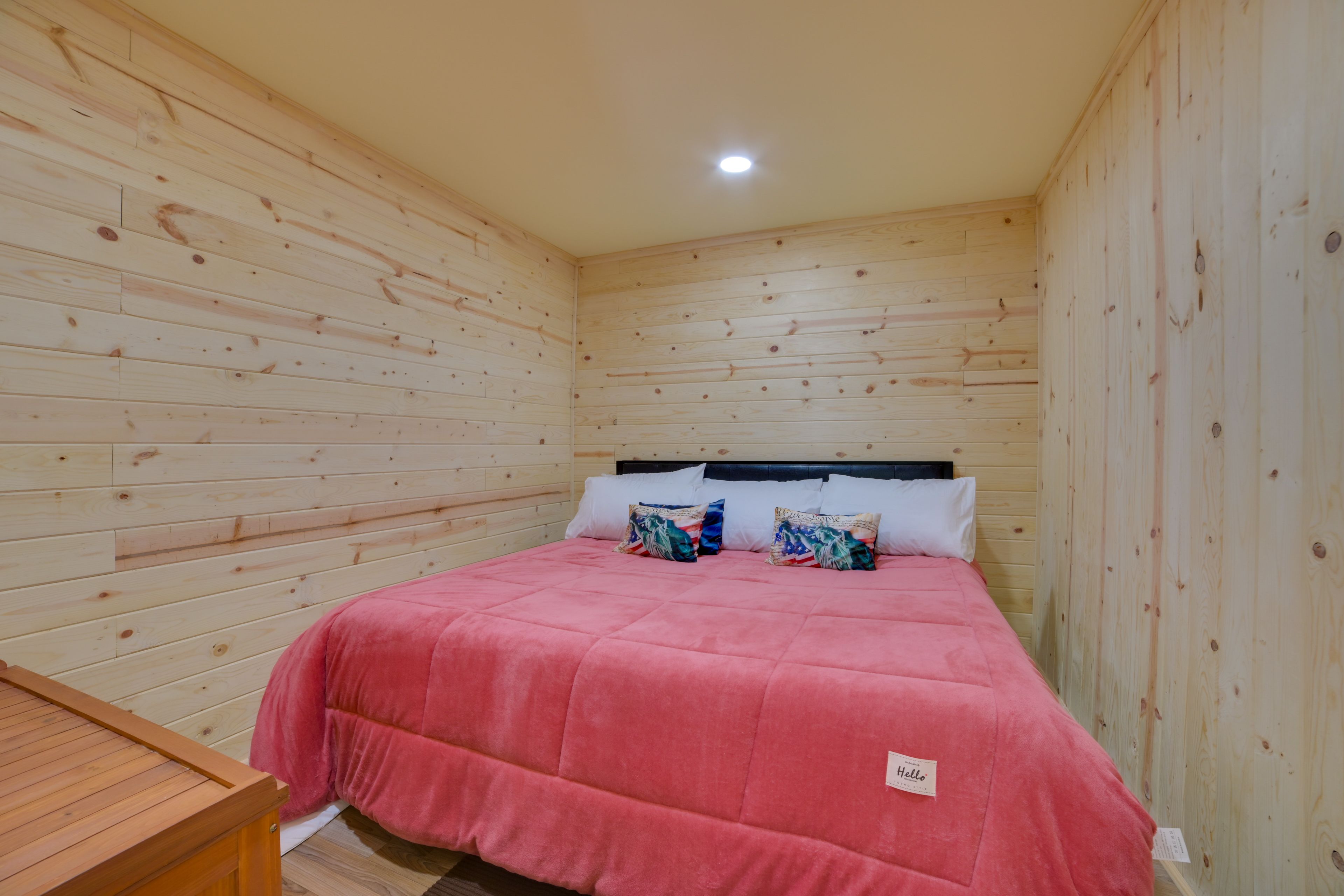 Bonus Room | Queen Bed | 2nd Floor