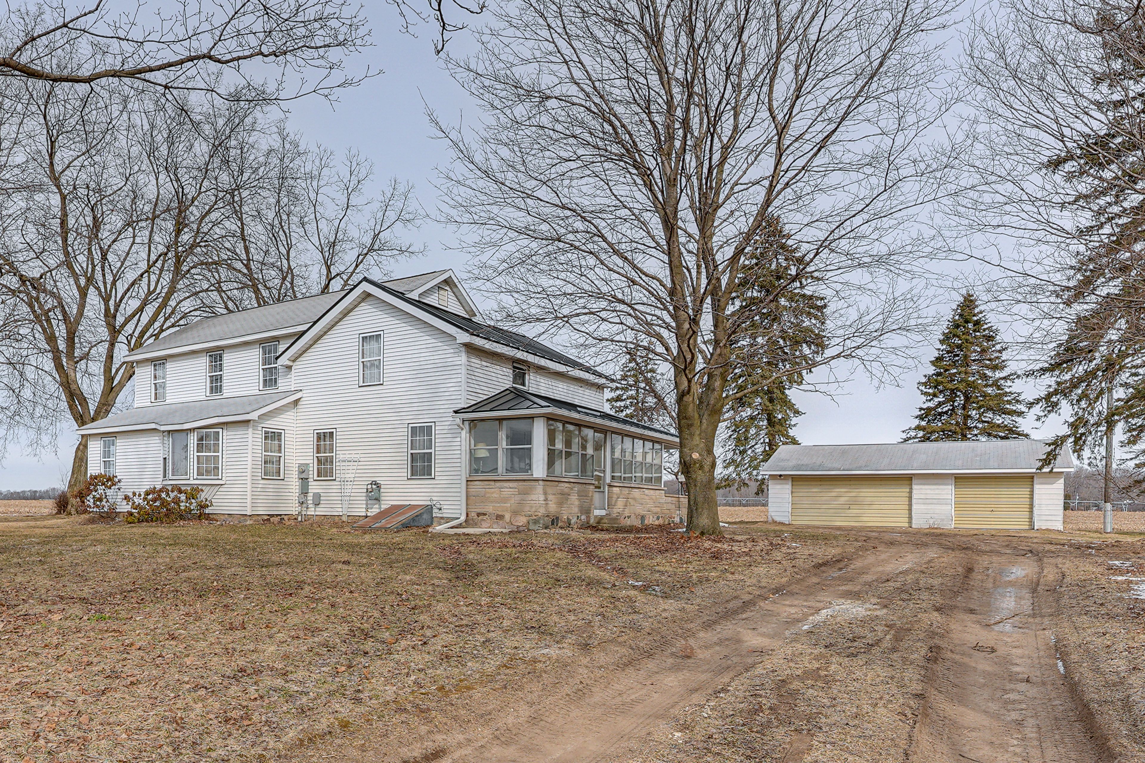 Parking | Front of Garage & Driveway (5 Vehicles)