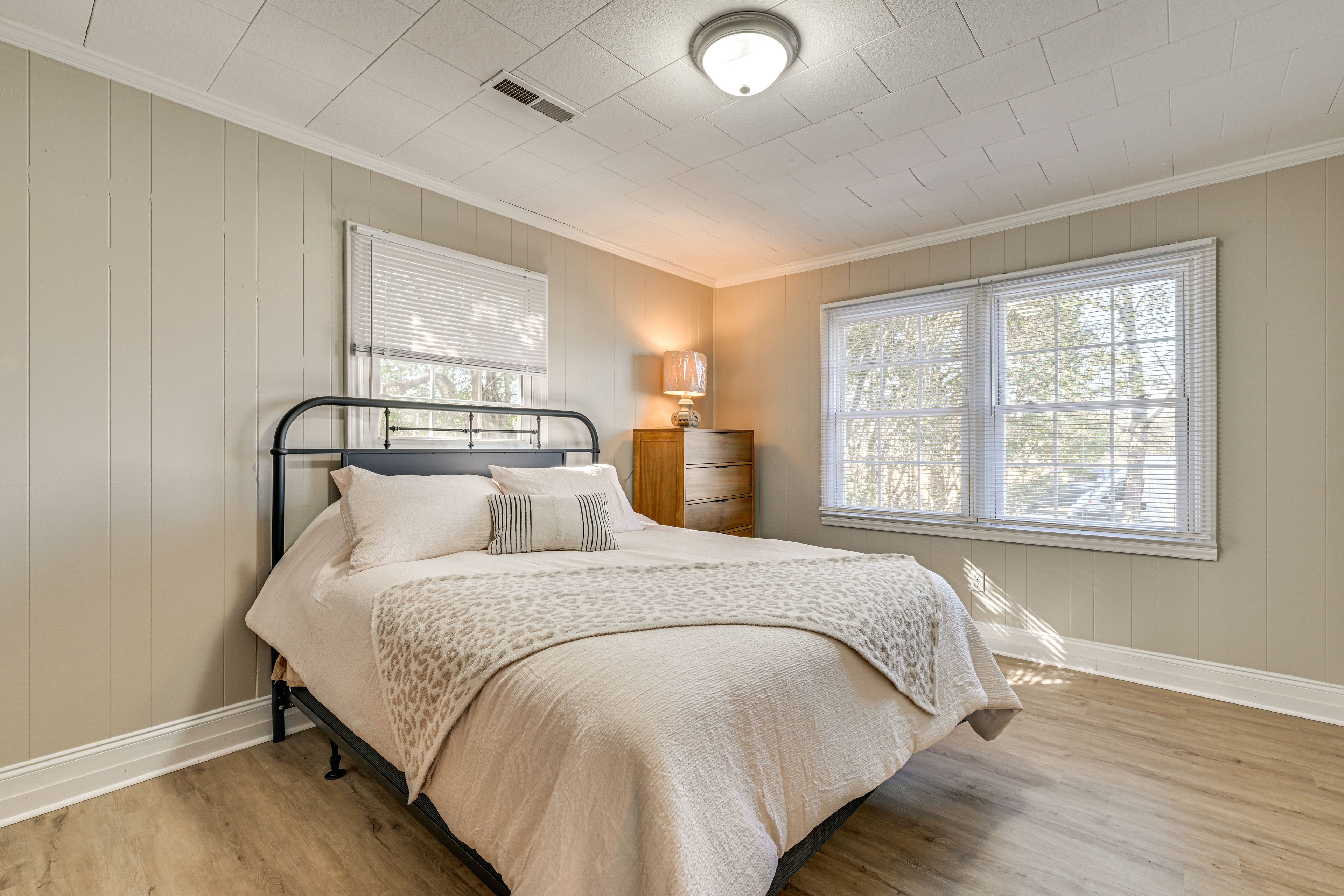 Bedroom 1 | Queen Bed