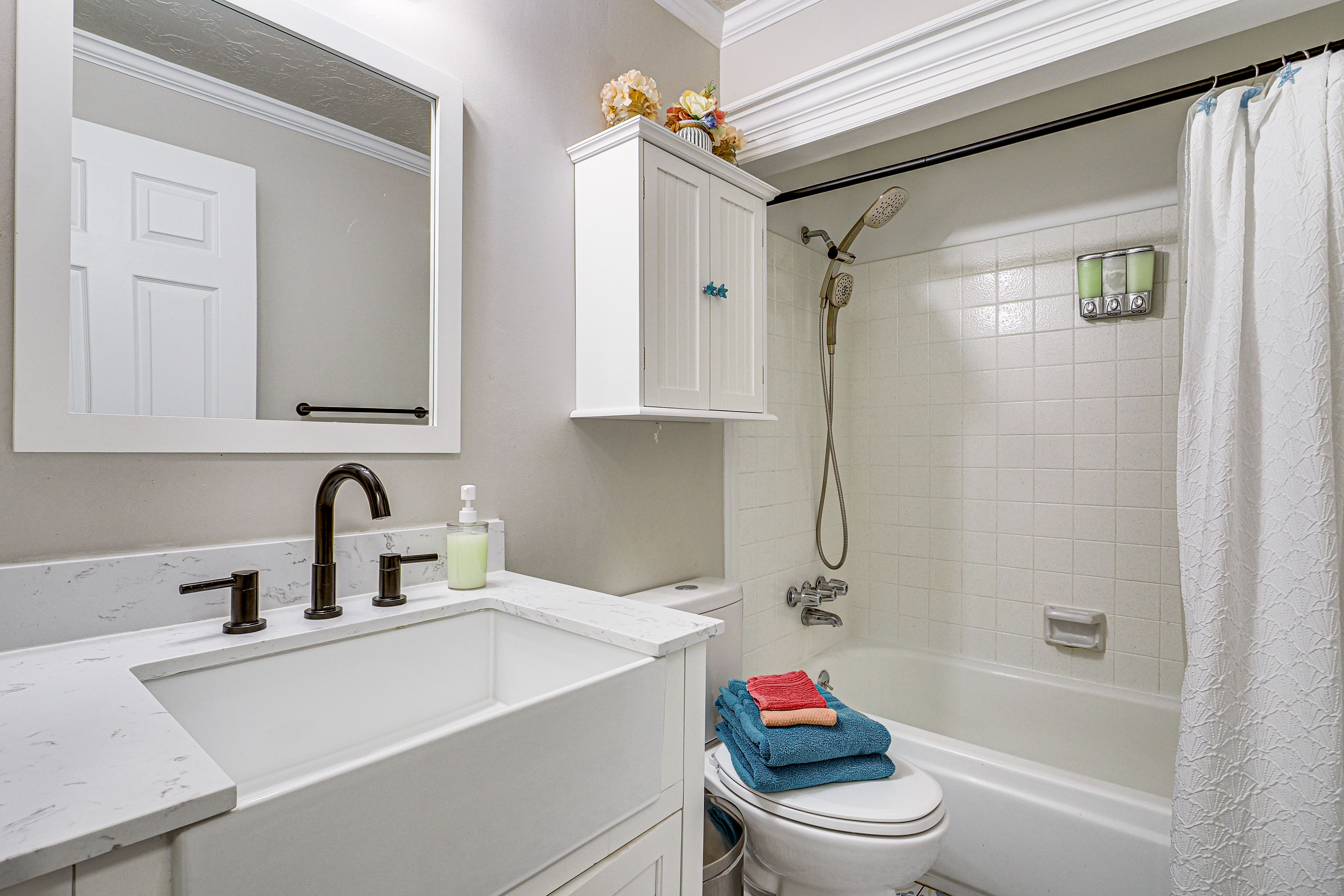 Full Bathroom | 1st Floor | Complimentary Toiletries