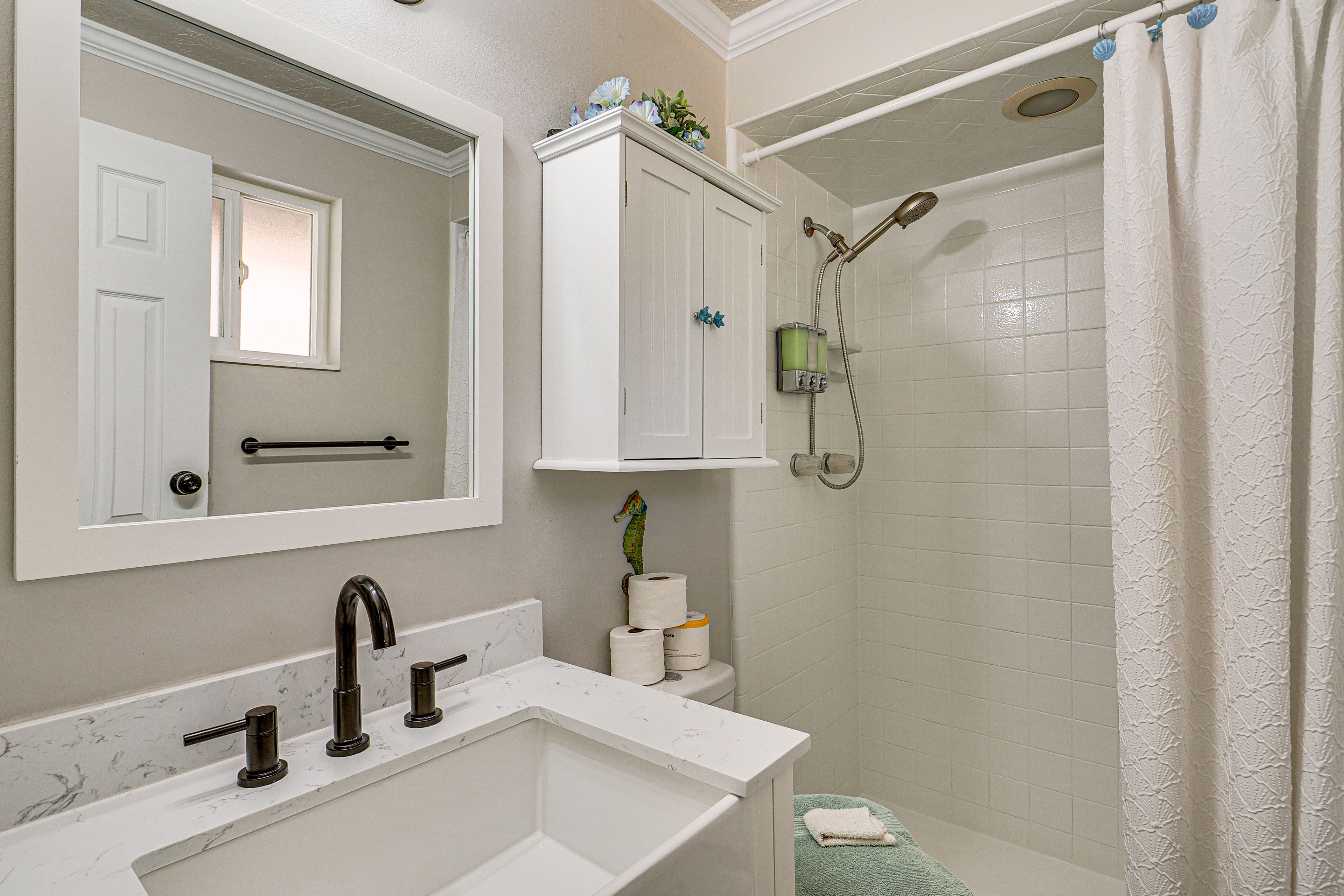 Full Bathroom | 1st Floor | Towels Provided