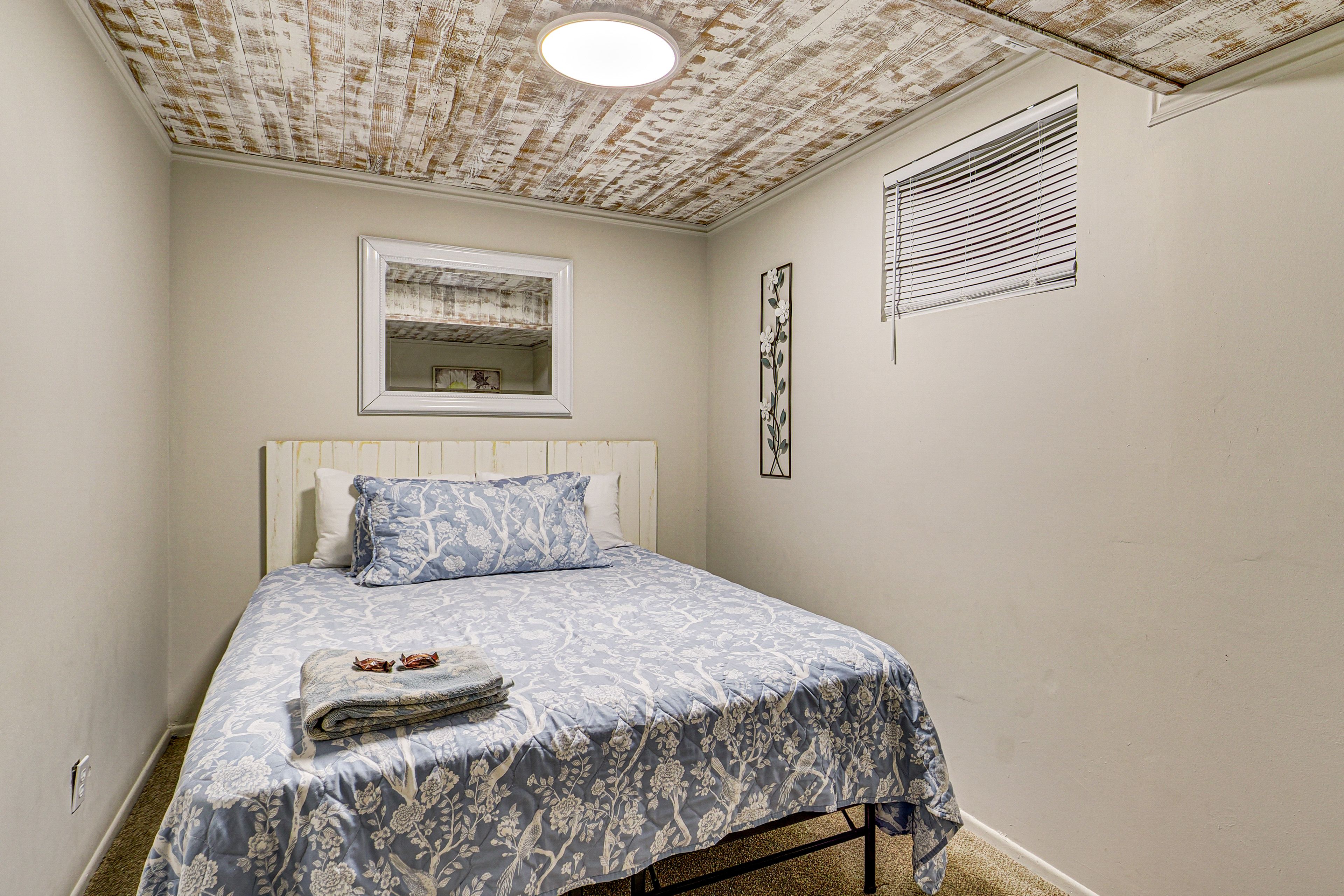 Bedroom 4 | Basement | Queen Bed