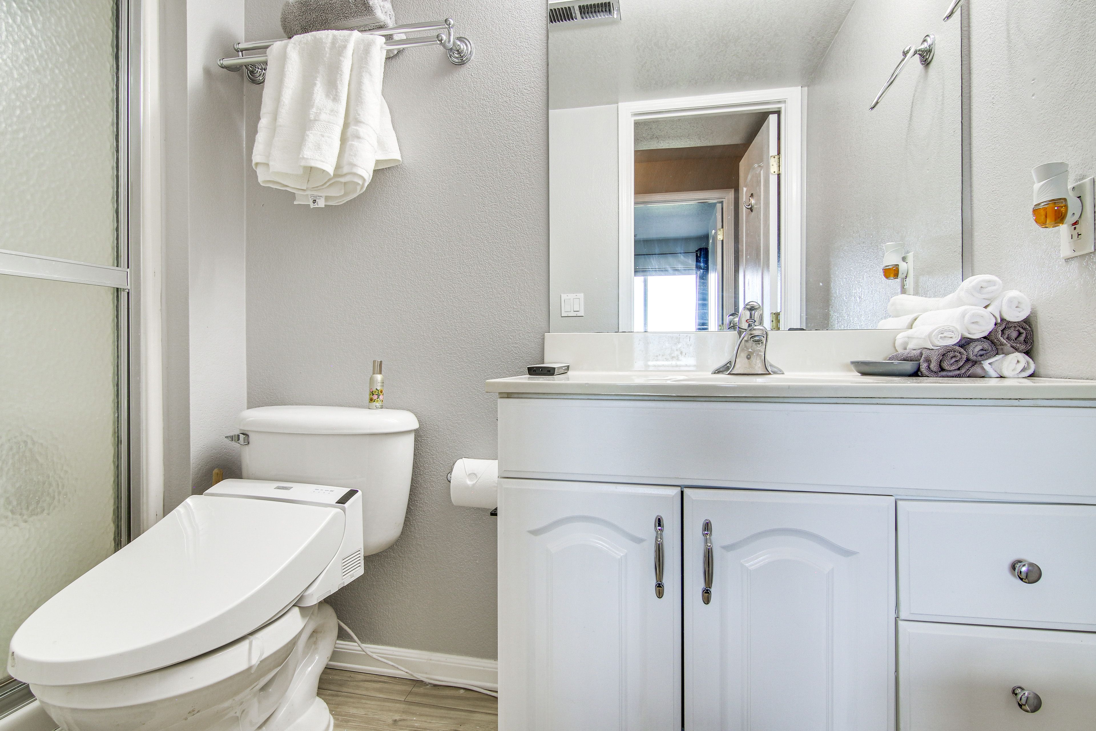 Full Bathroom | Towels Provided