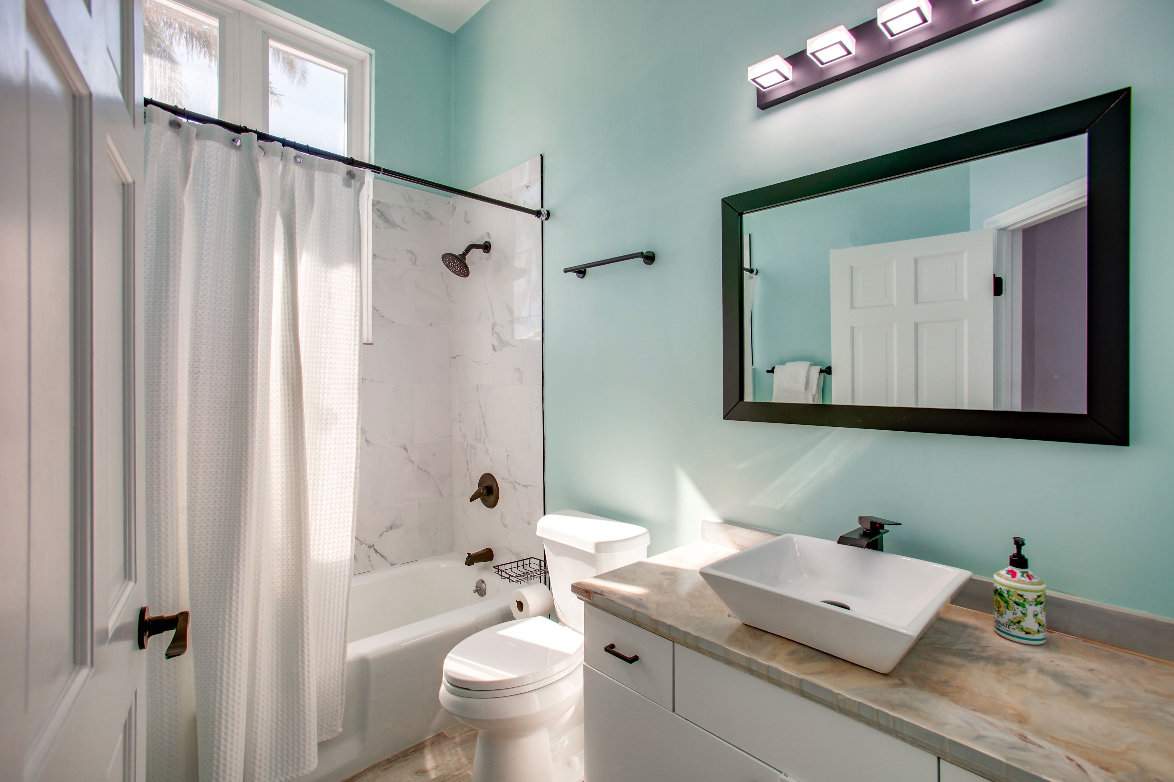 Full Bath | 2nd Floor