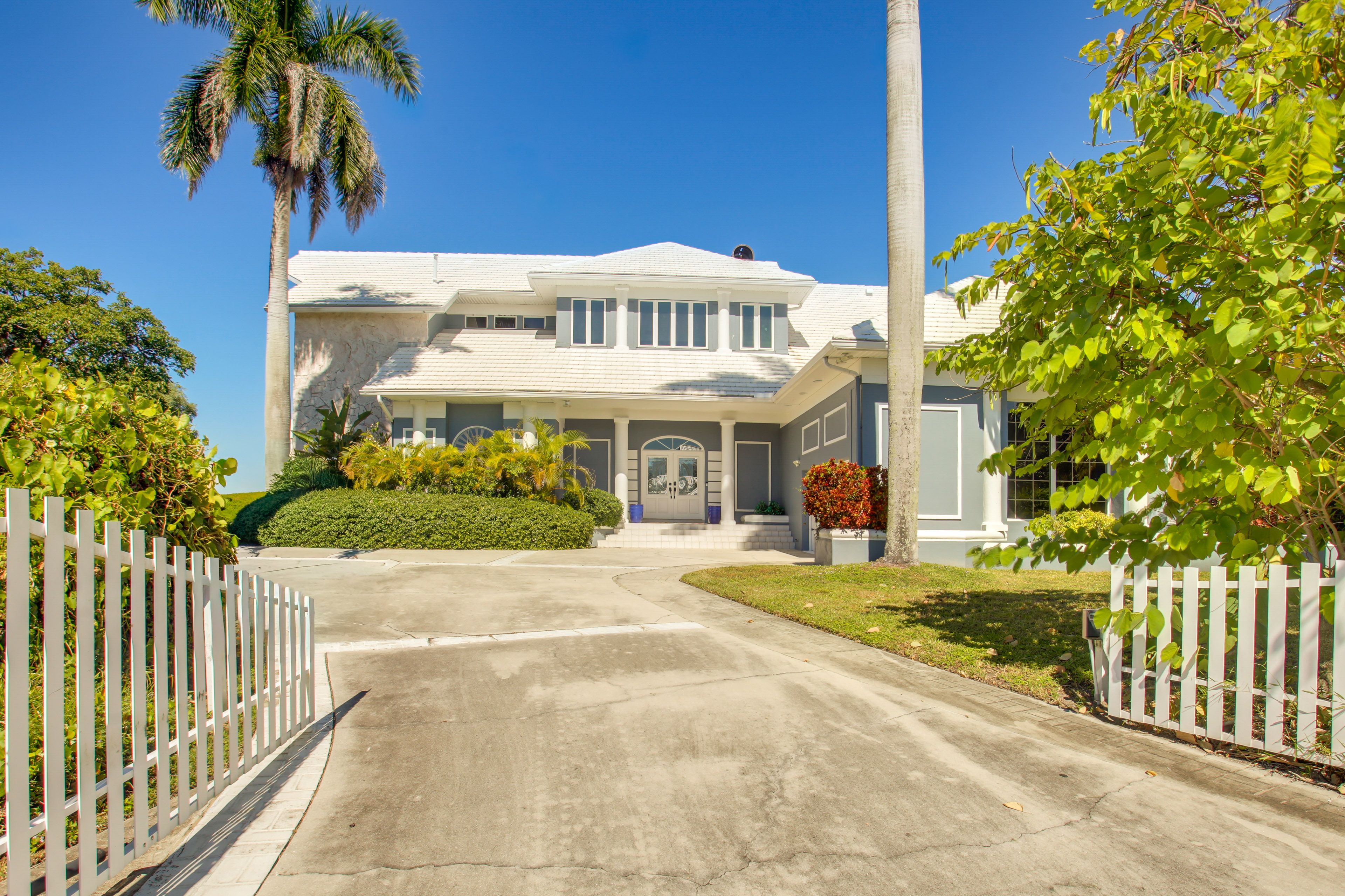 Parking | Garage (2 Vehicles) | Driveway (2 Vehicles)