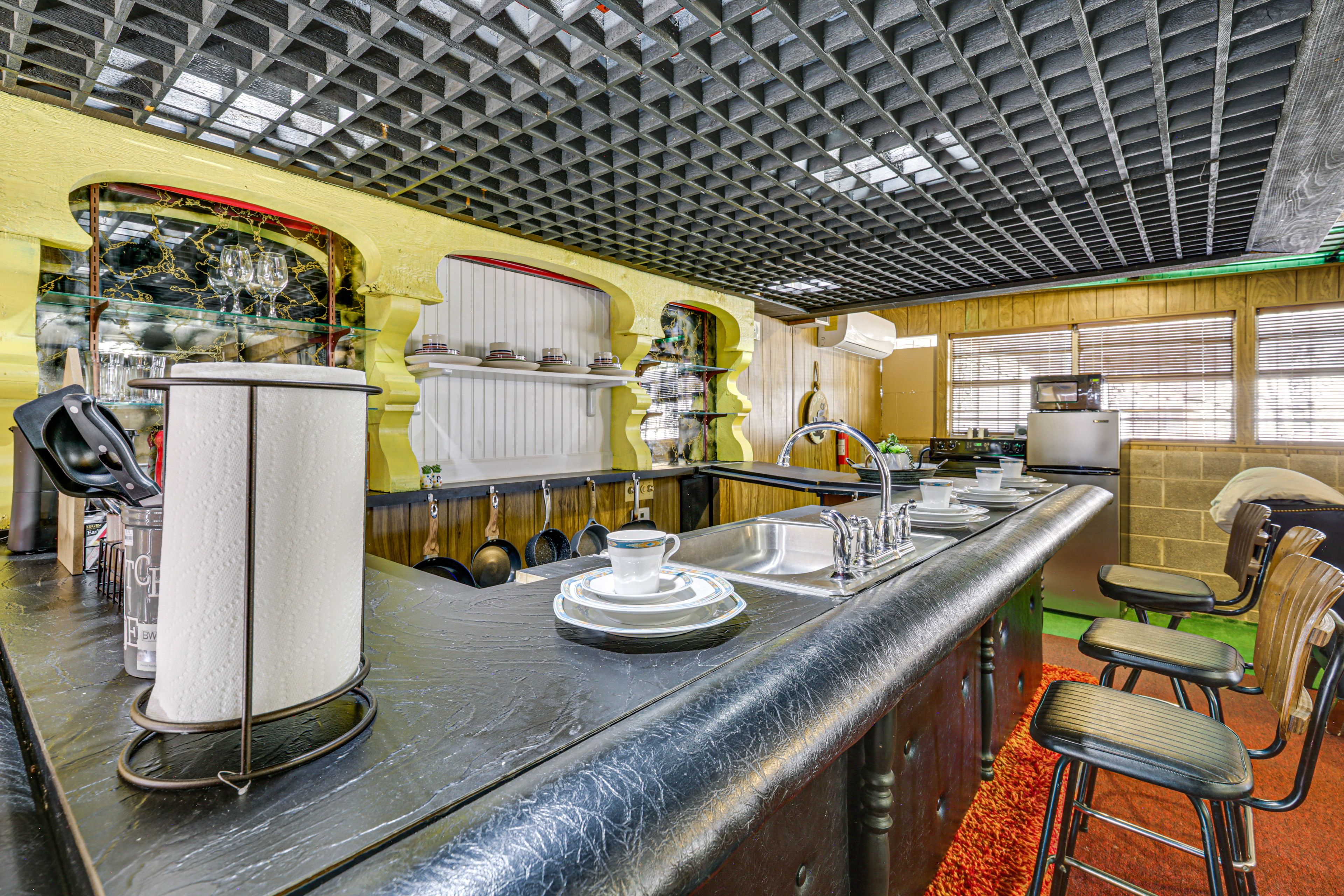Wet Bar | Dishware/Flatware Provided