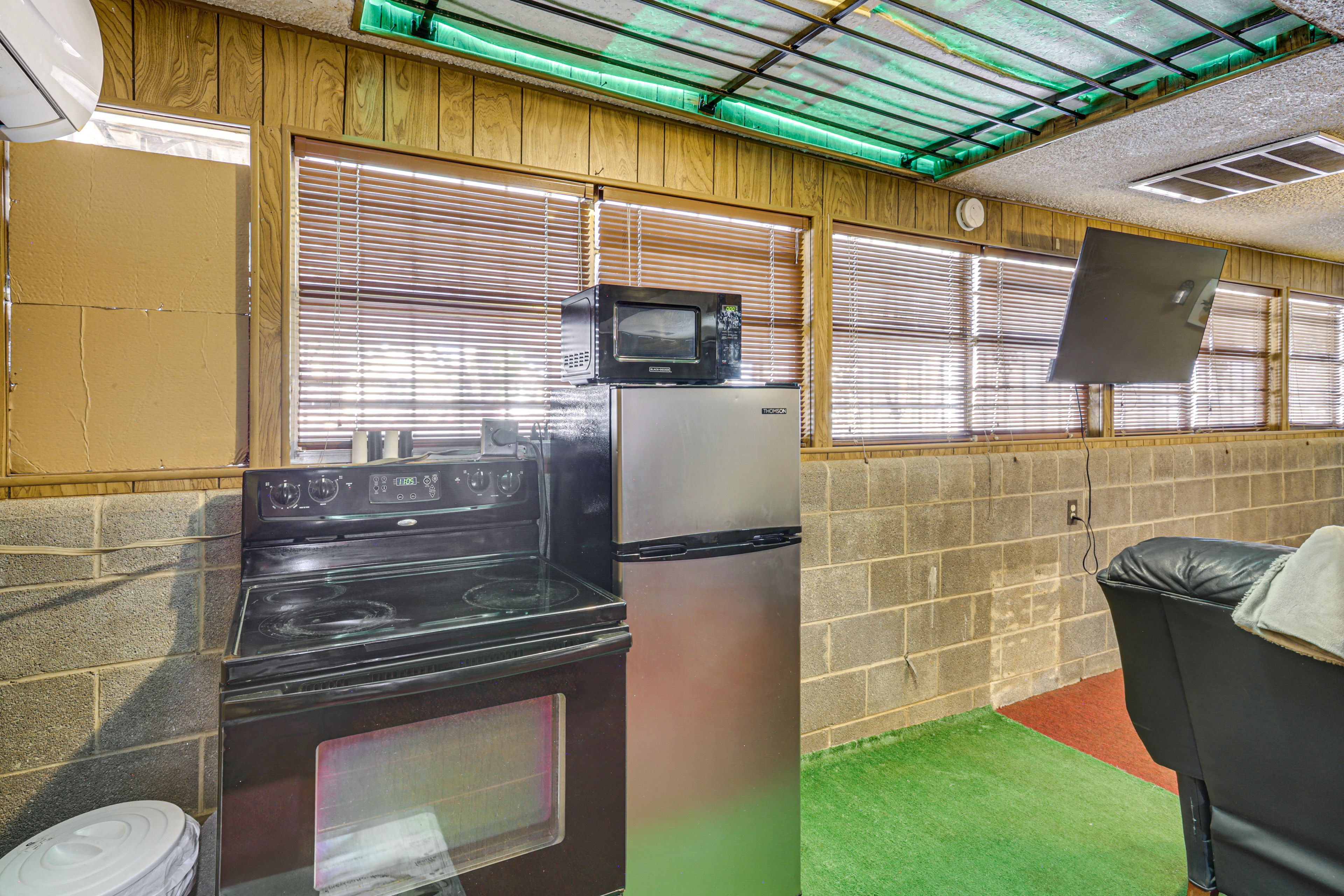 Kitchen | Stove/Oven | Refrigerator | Microwave