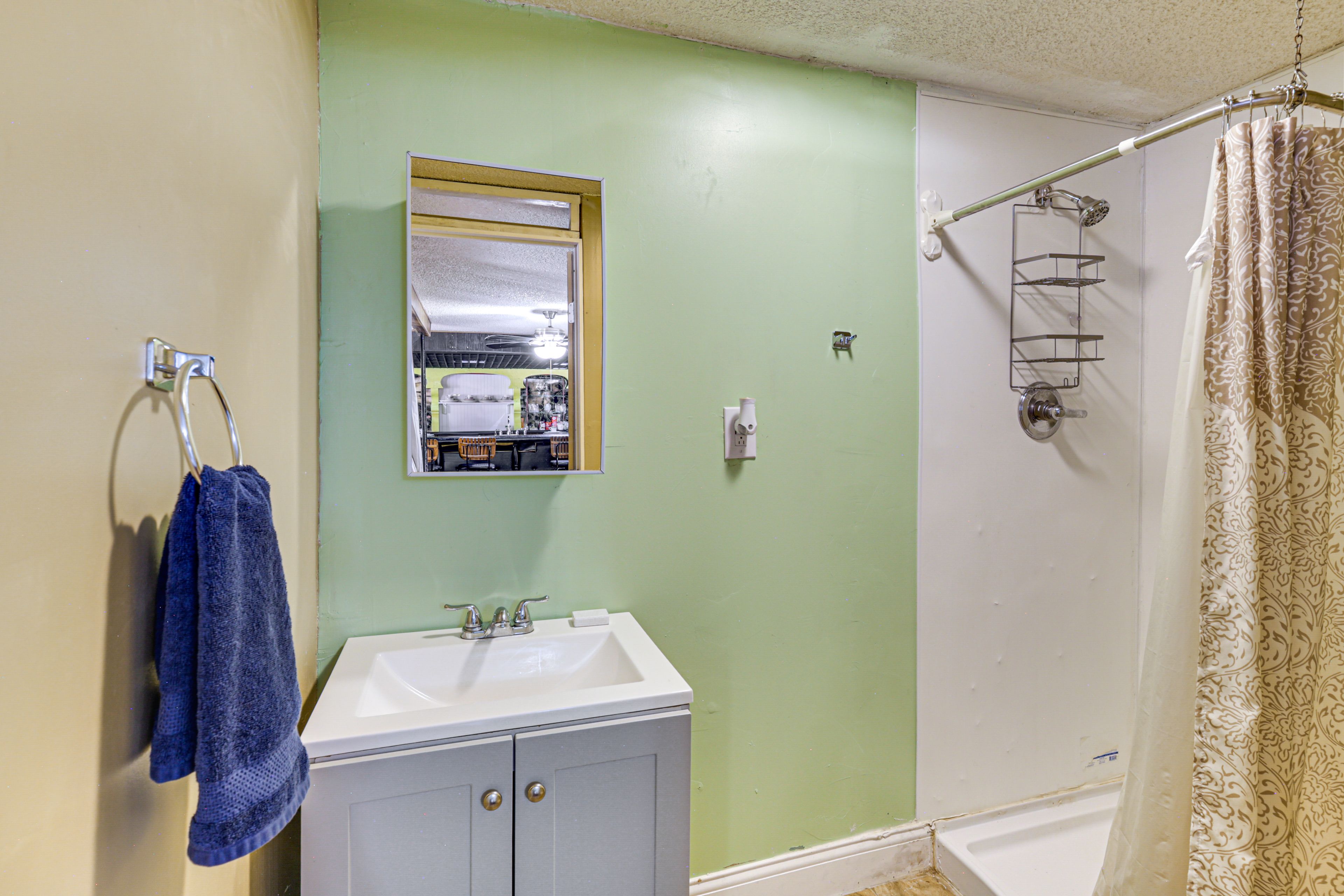 Full Bathroom | Towels Provided