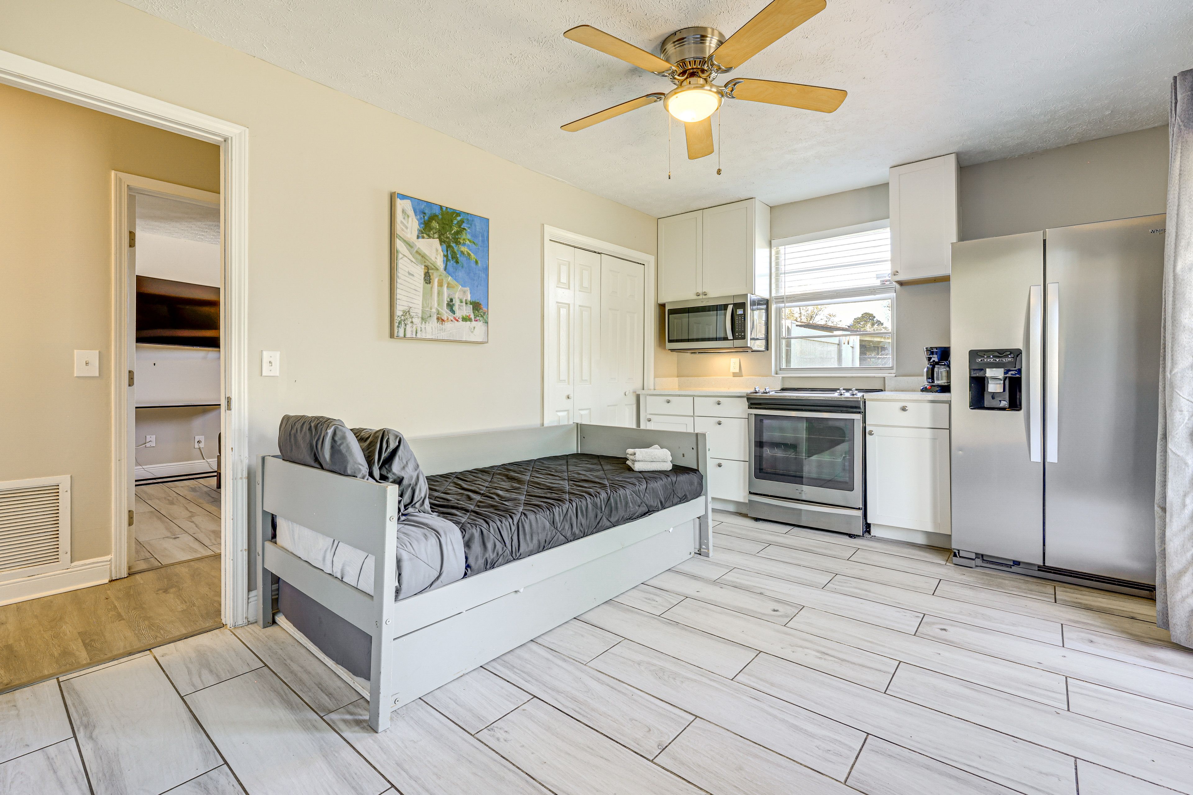Living Room | Twin Daybed w/ Twin Trundle | Free WiFi | Central A/C & Heat