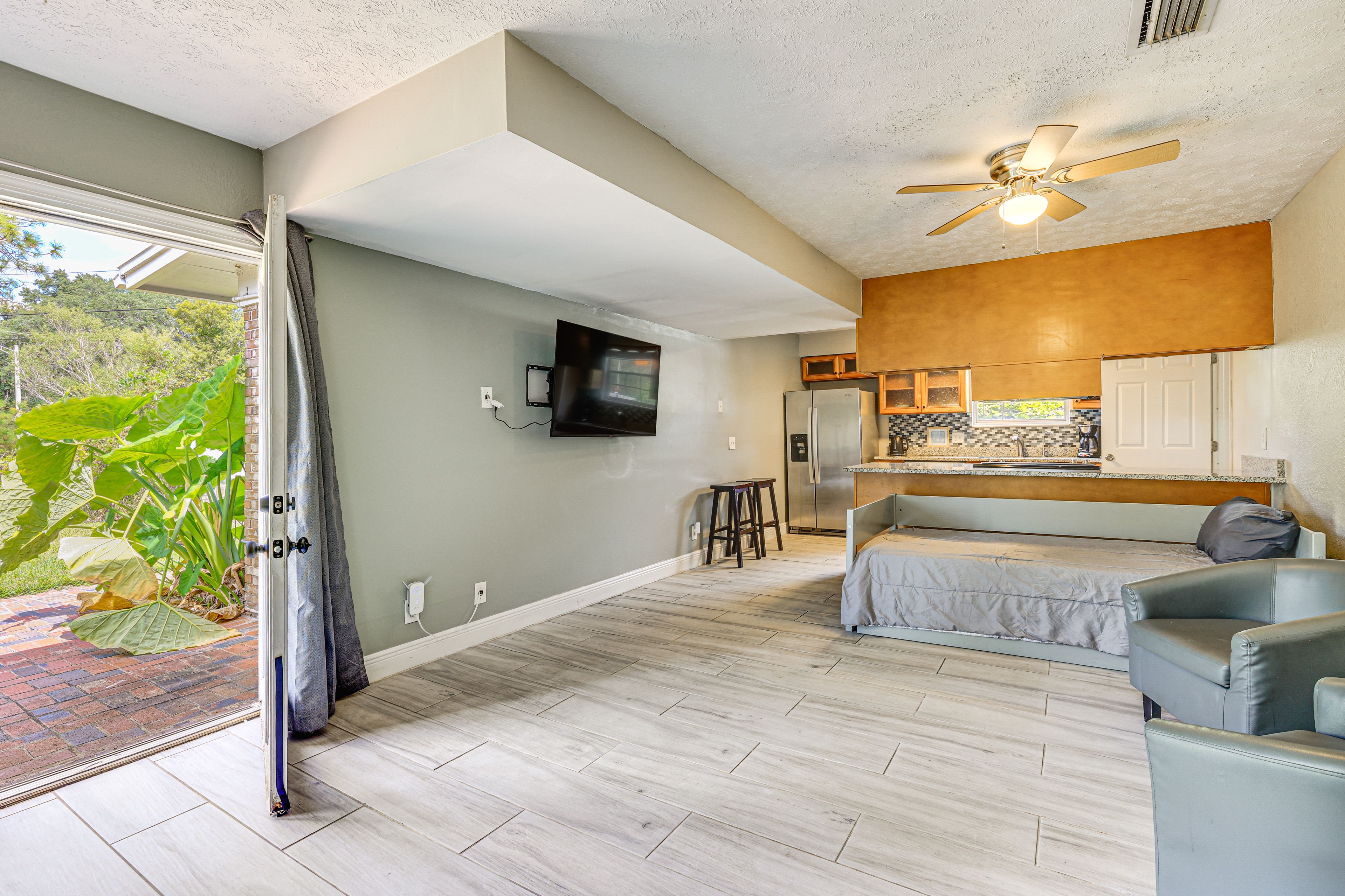 Living Room | Twin Daybed w/ Twin Trundle | Free WiFi | Central A/C & Heat