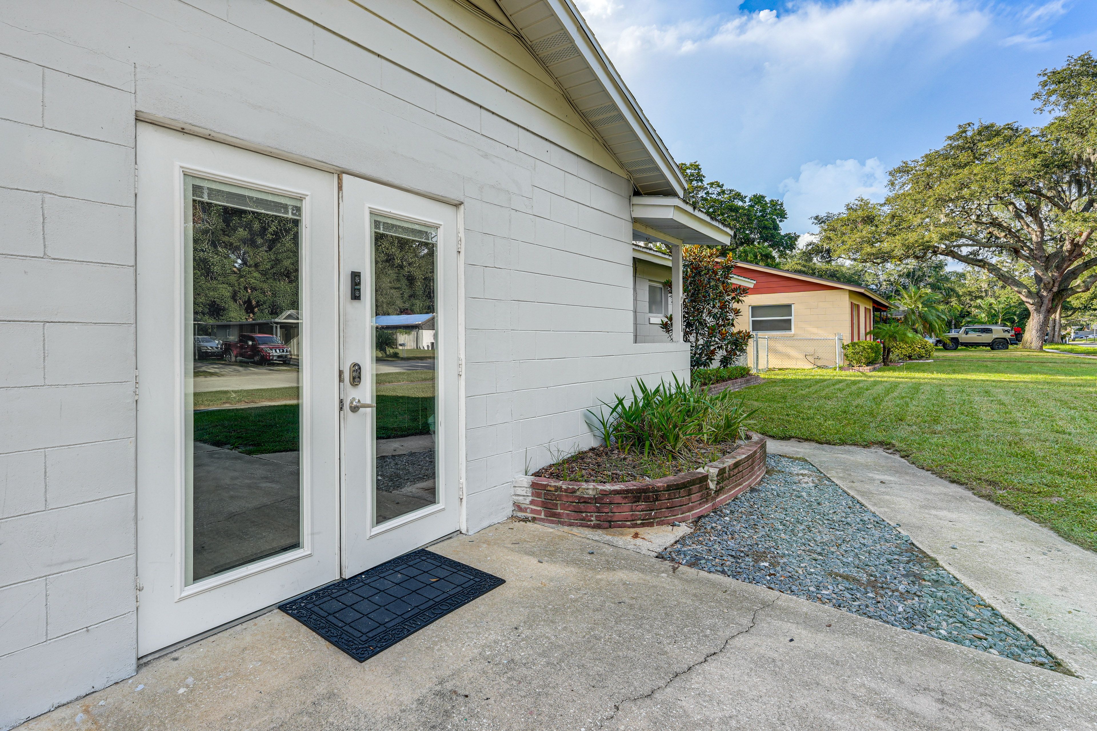 Exterior | Parking | Shared Driveway (4 Vehicles) | Free Street