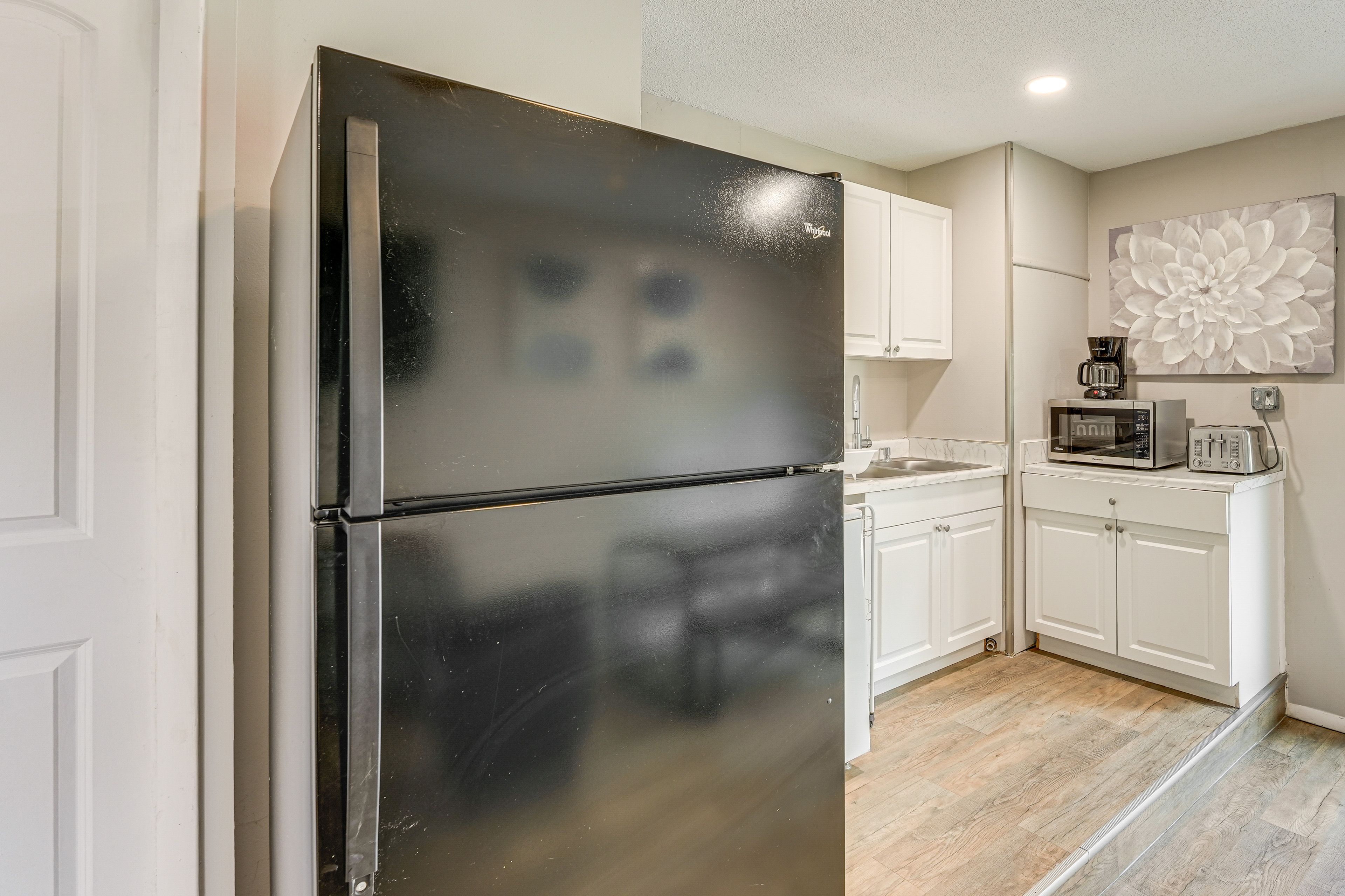 Kitchenette | 1 Interior Step Required