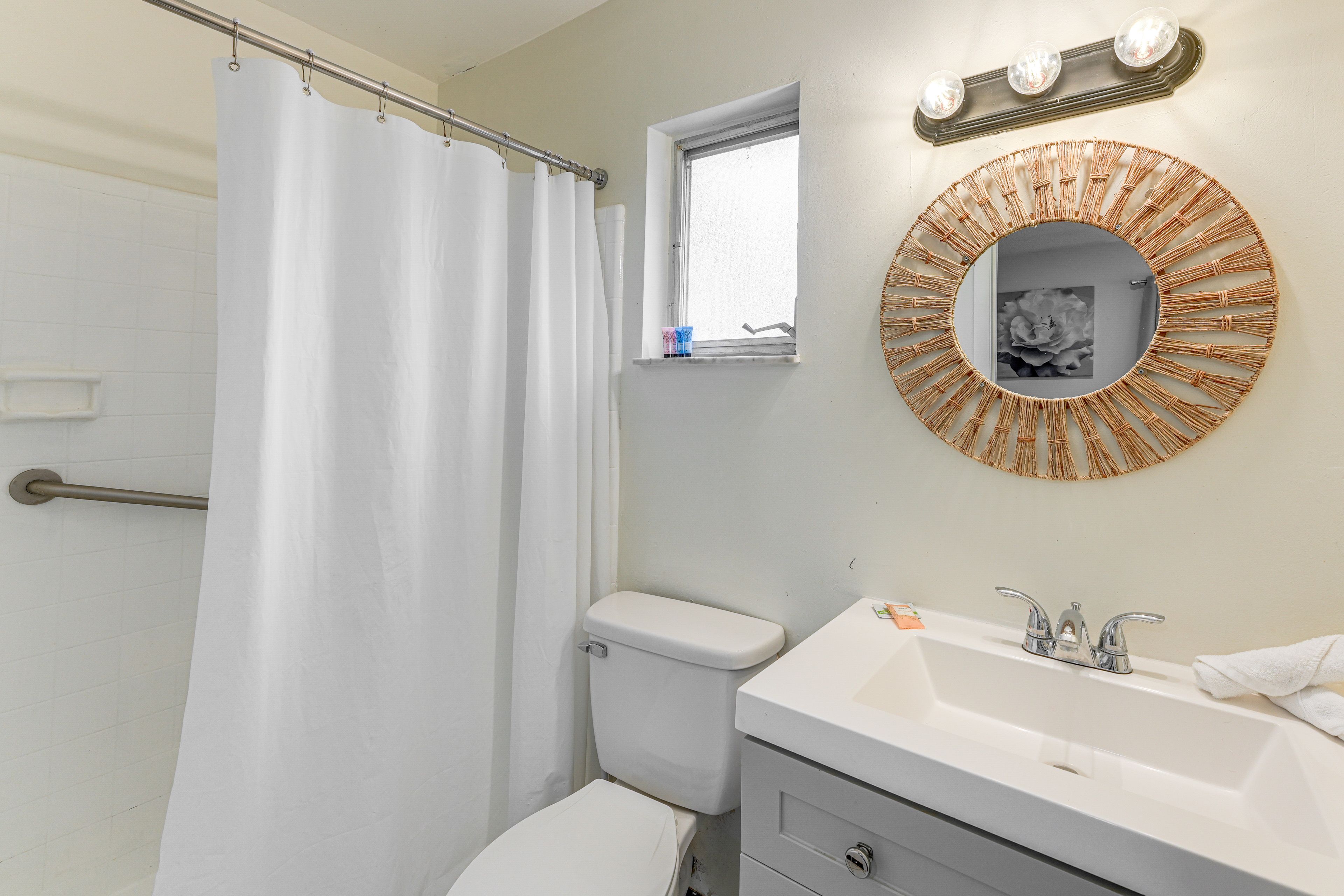 Full Bathroom | Towels Provided