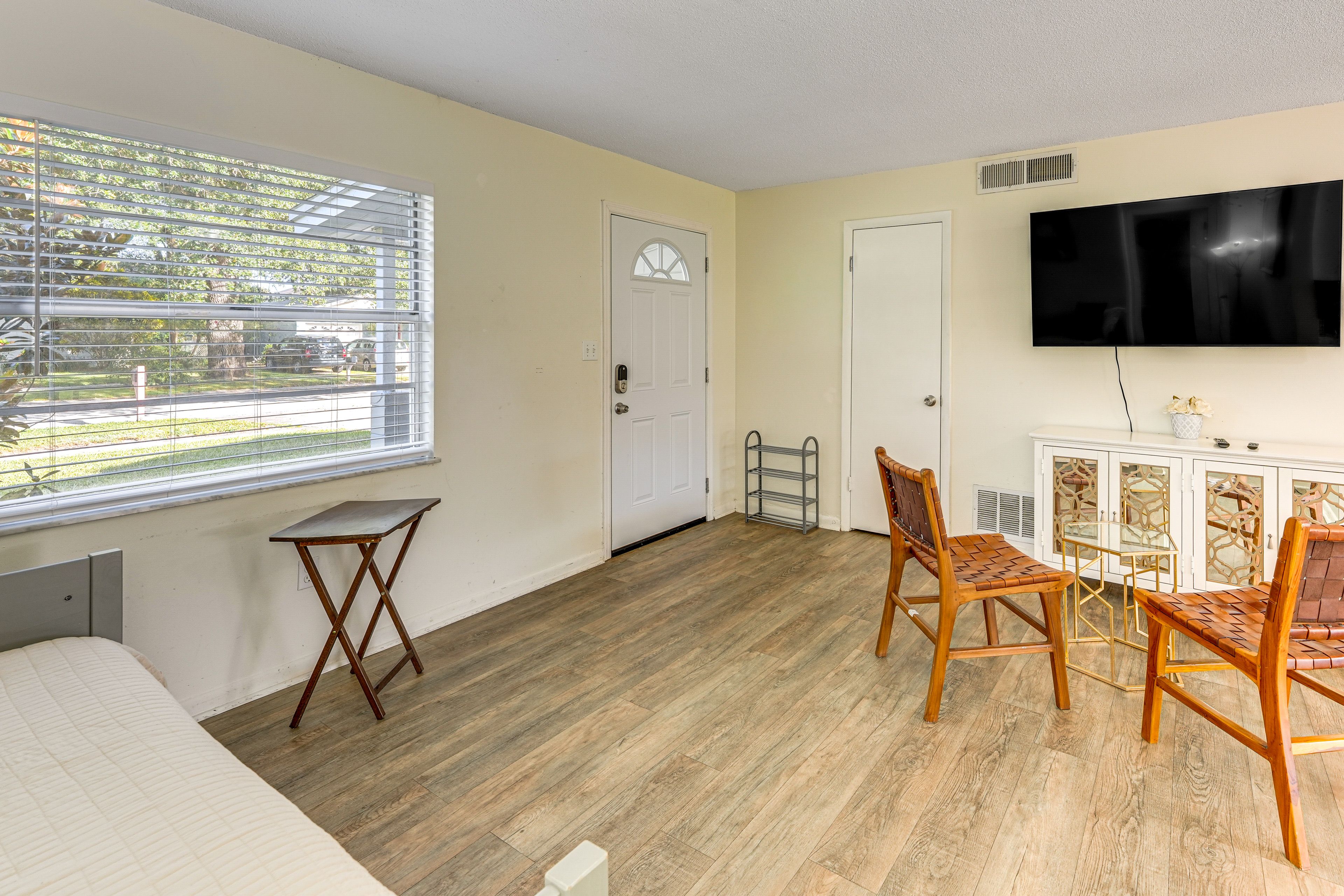 Living Room | Twin Daybed w/ Twin Trundle | Free WiFi