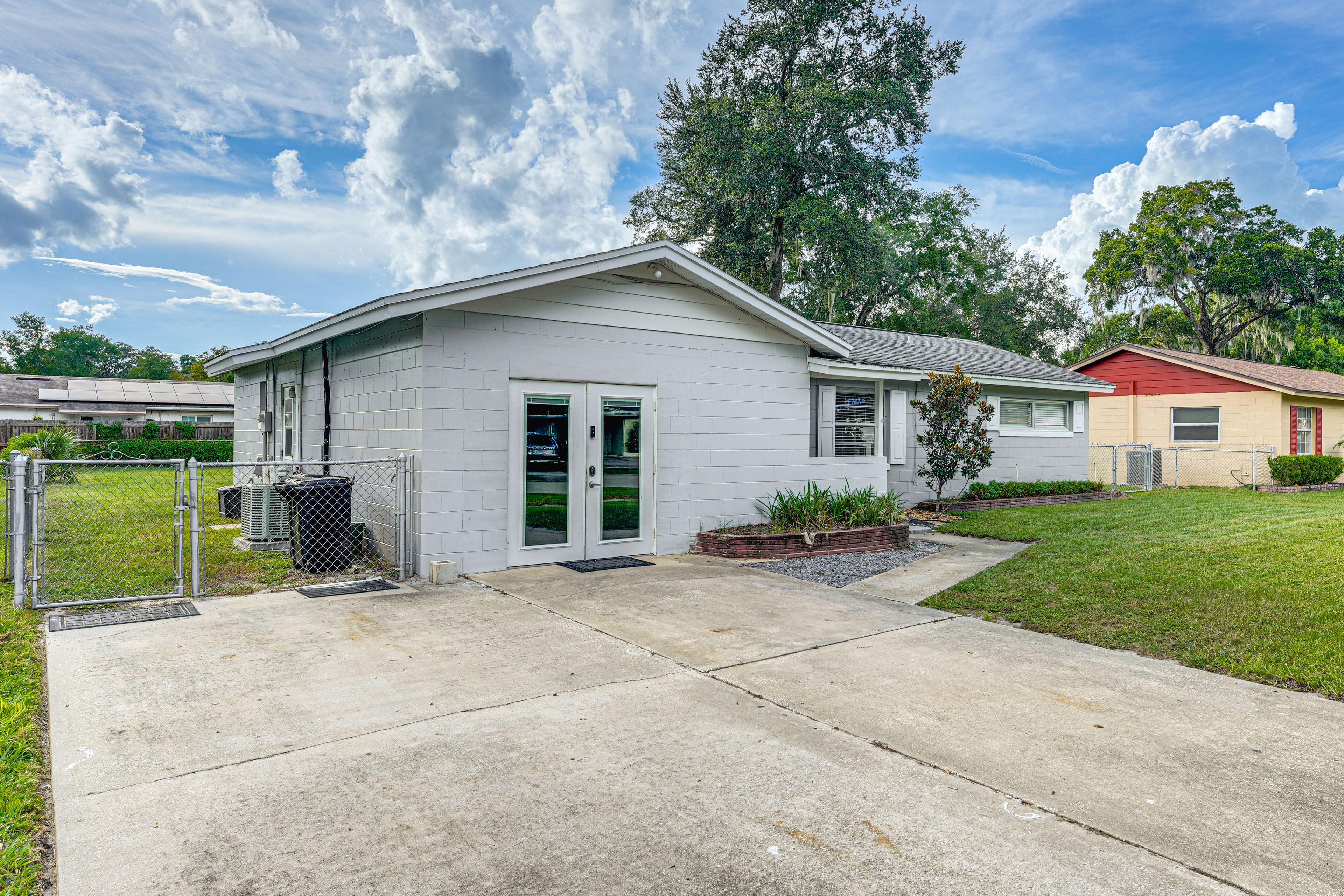 Exterior | Parking | Shared Driveway (4 Vehicles) | Free Street