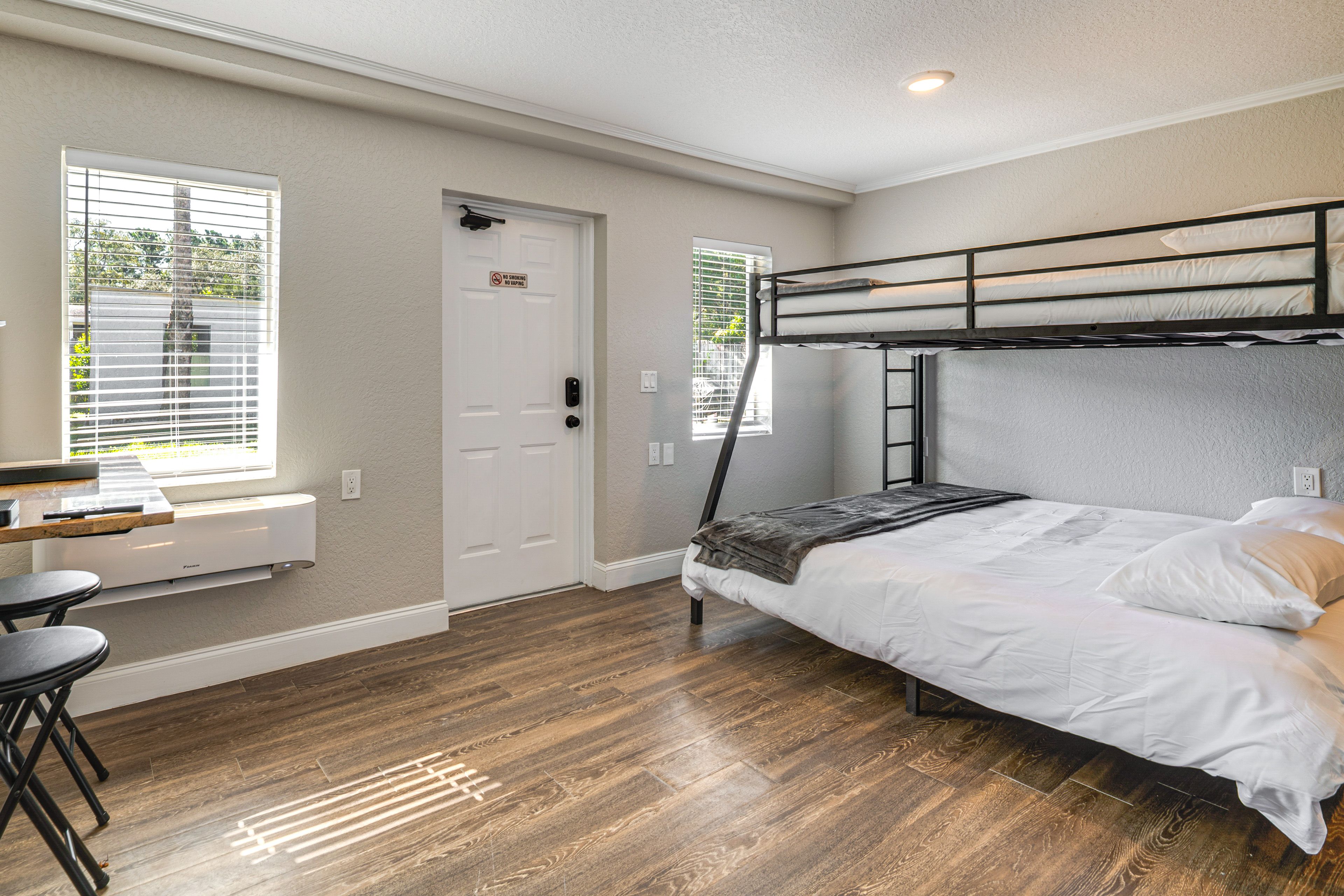 Studio | Twin/Queen Bunk Bed