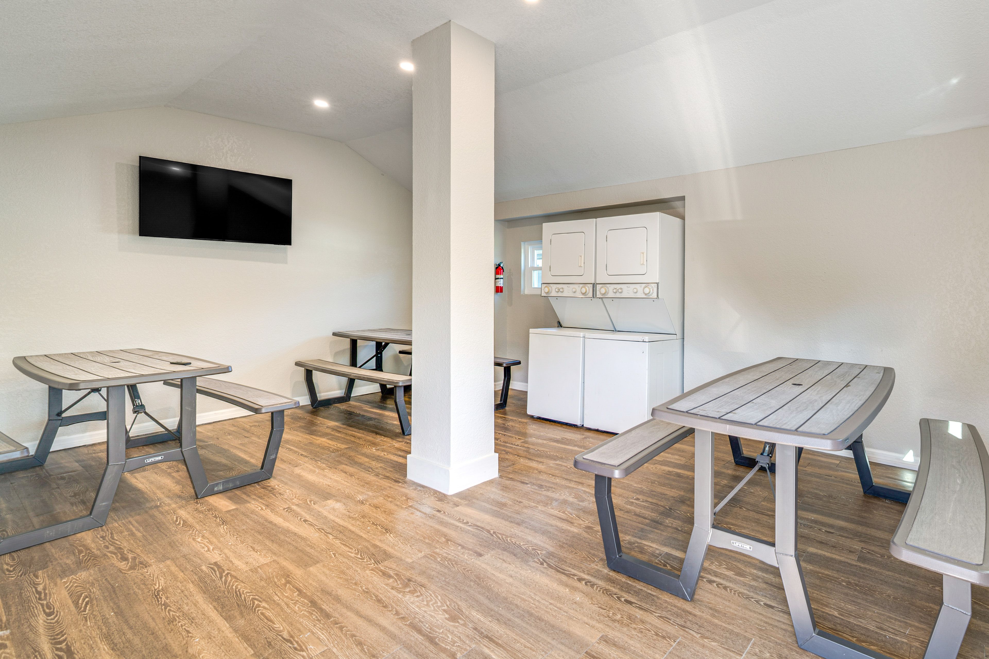 Common Hall Interior | Flat-Screen TV | 2 Washers/Dryers | Tables