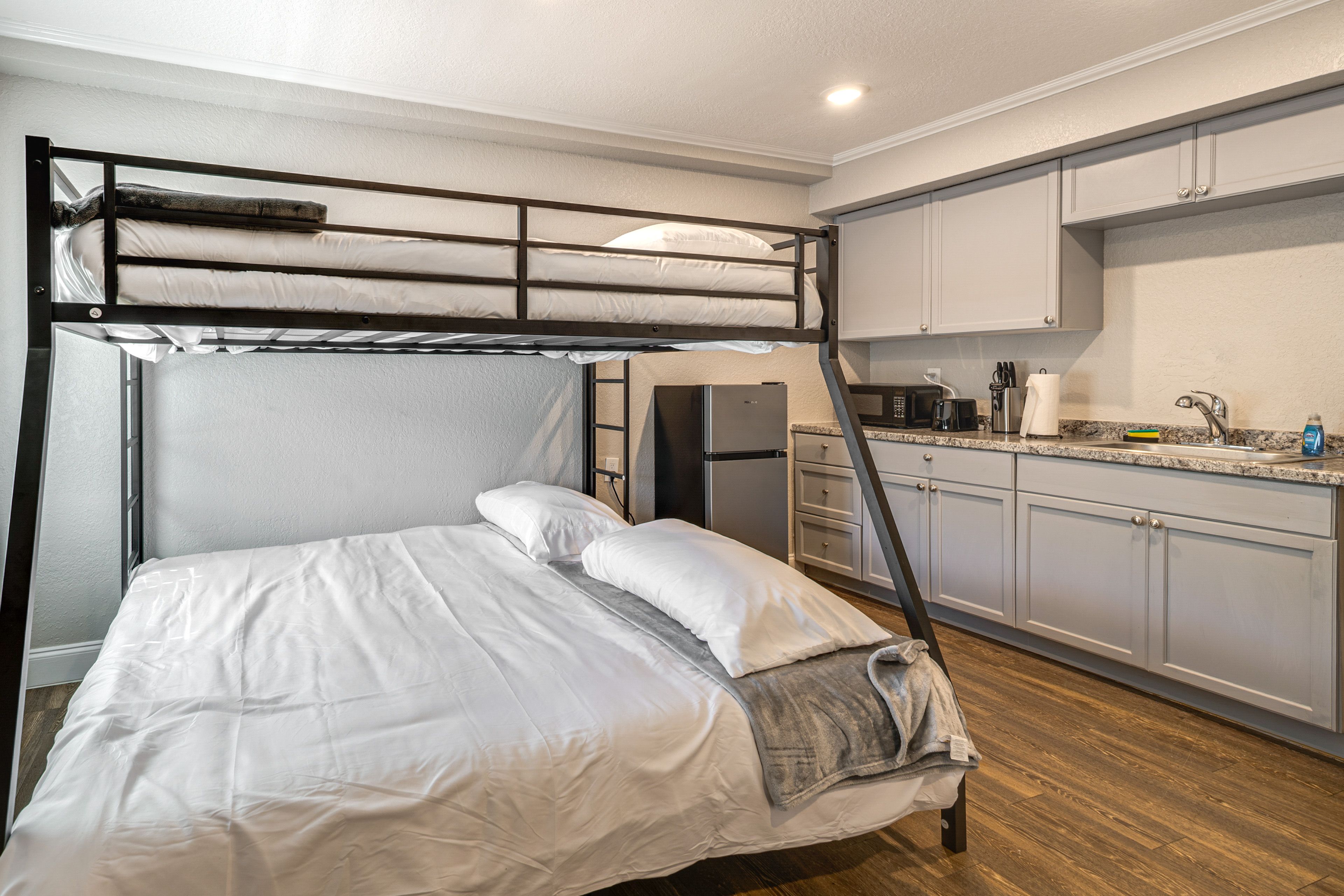 Homosassa Vacation Rental | Studio | 1BA | 400 Sq Ft | Small Step to Enter