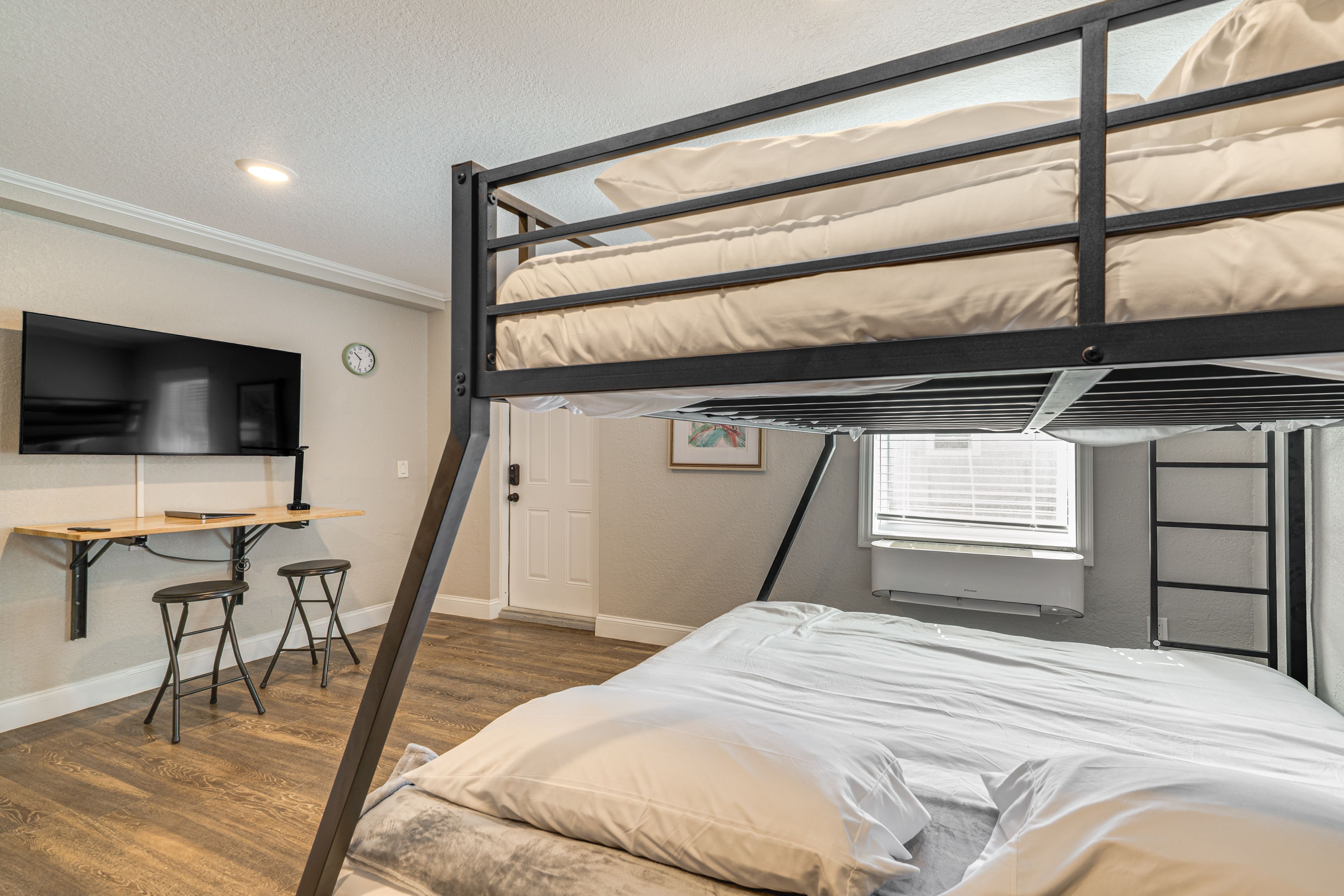 Studio | Twin/Queen Bunk Bed