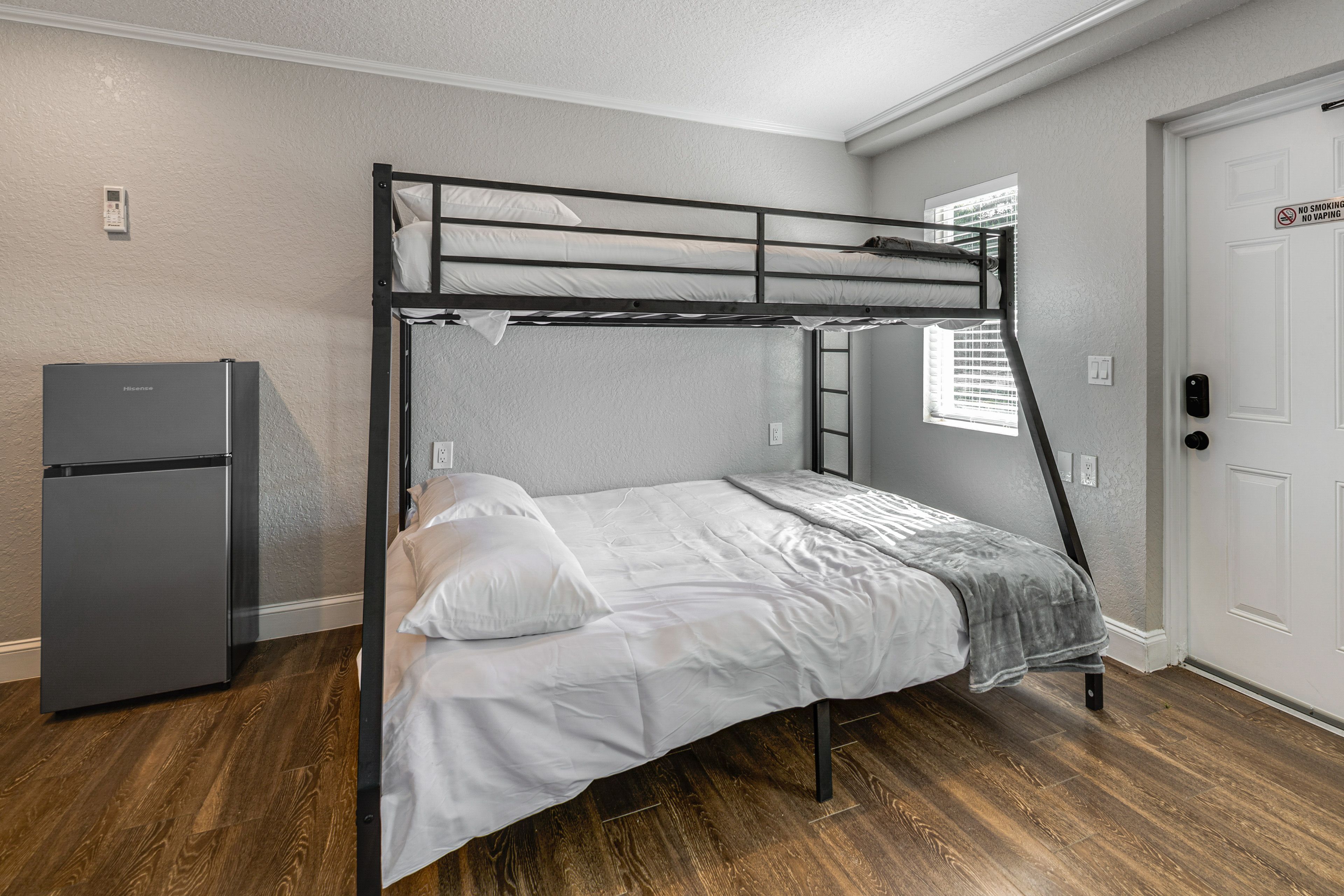 Studio | Twin/Queen Bunk Bed