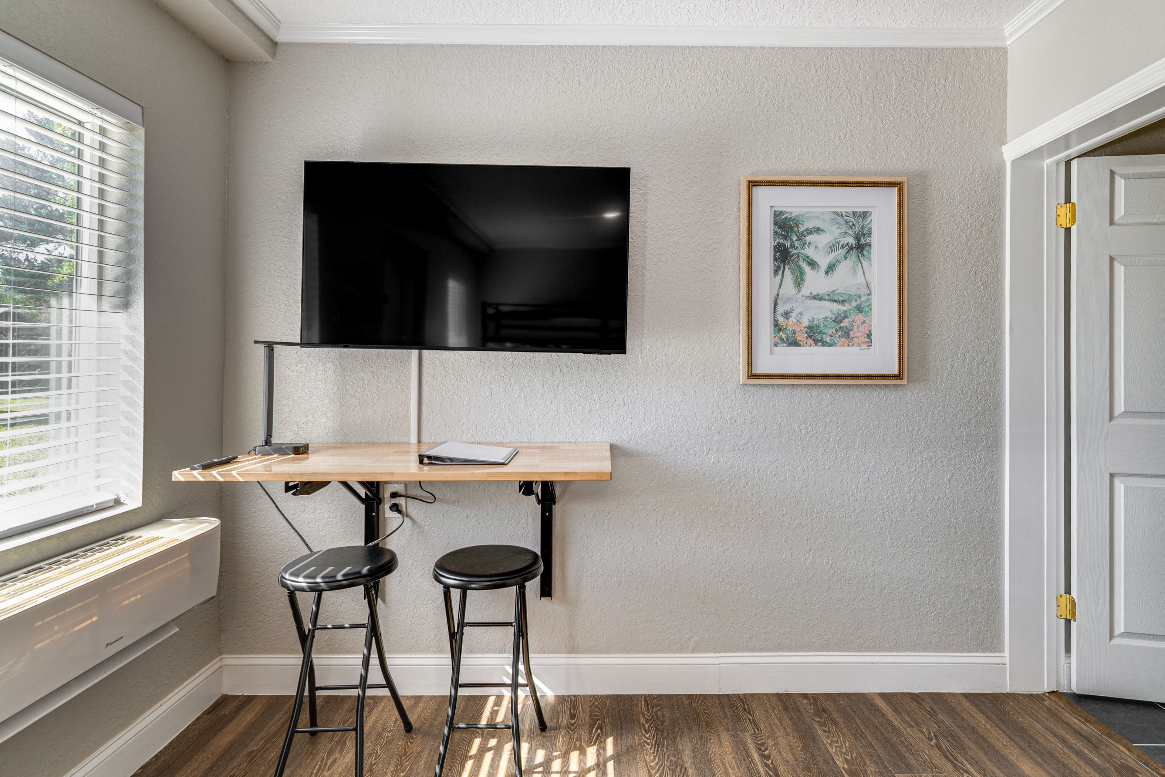 Dining Area | Dishware/Flatware Provided | Flat-Screen TV