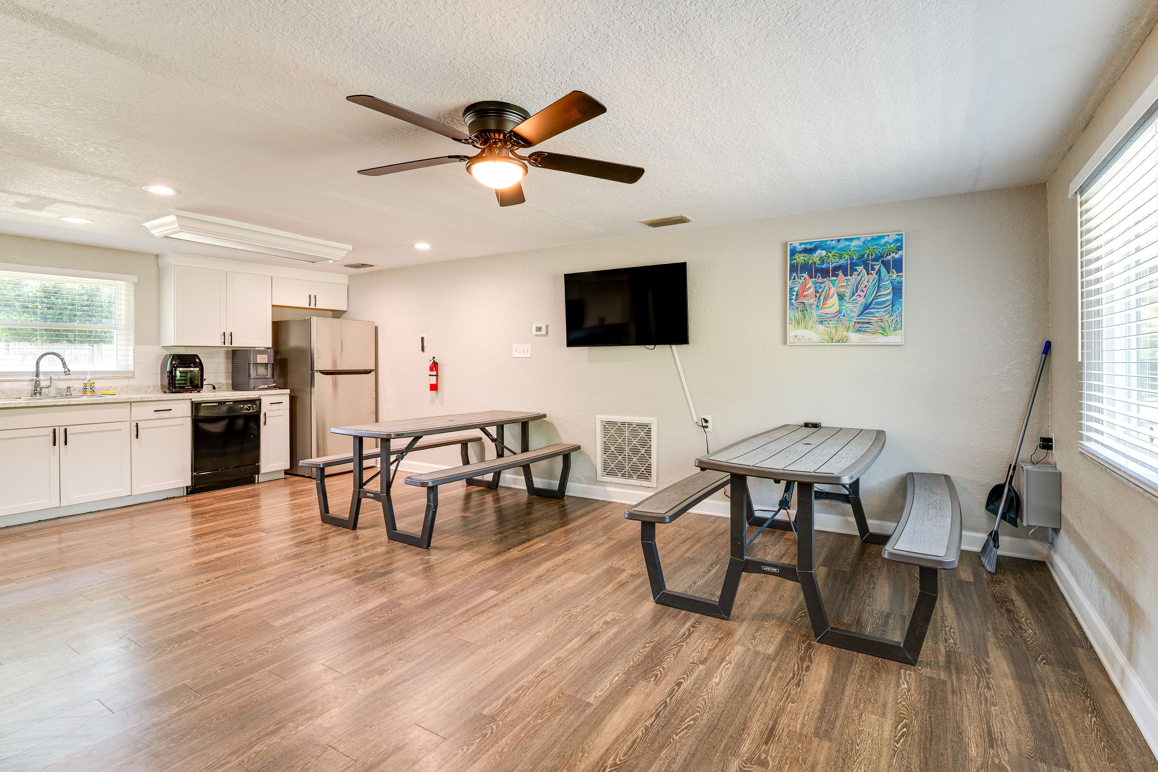 Dining Area | Flat-Screen TV | Free WiFi | Central Air Conditioning/Heat
