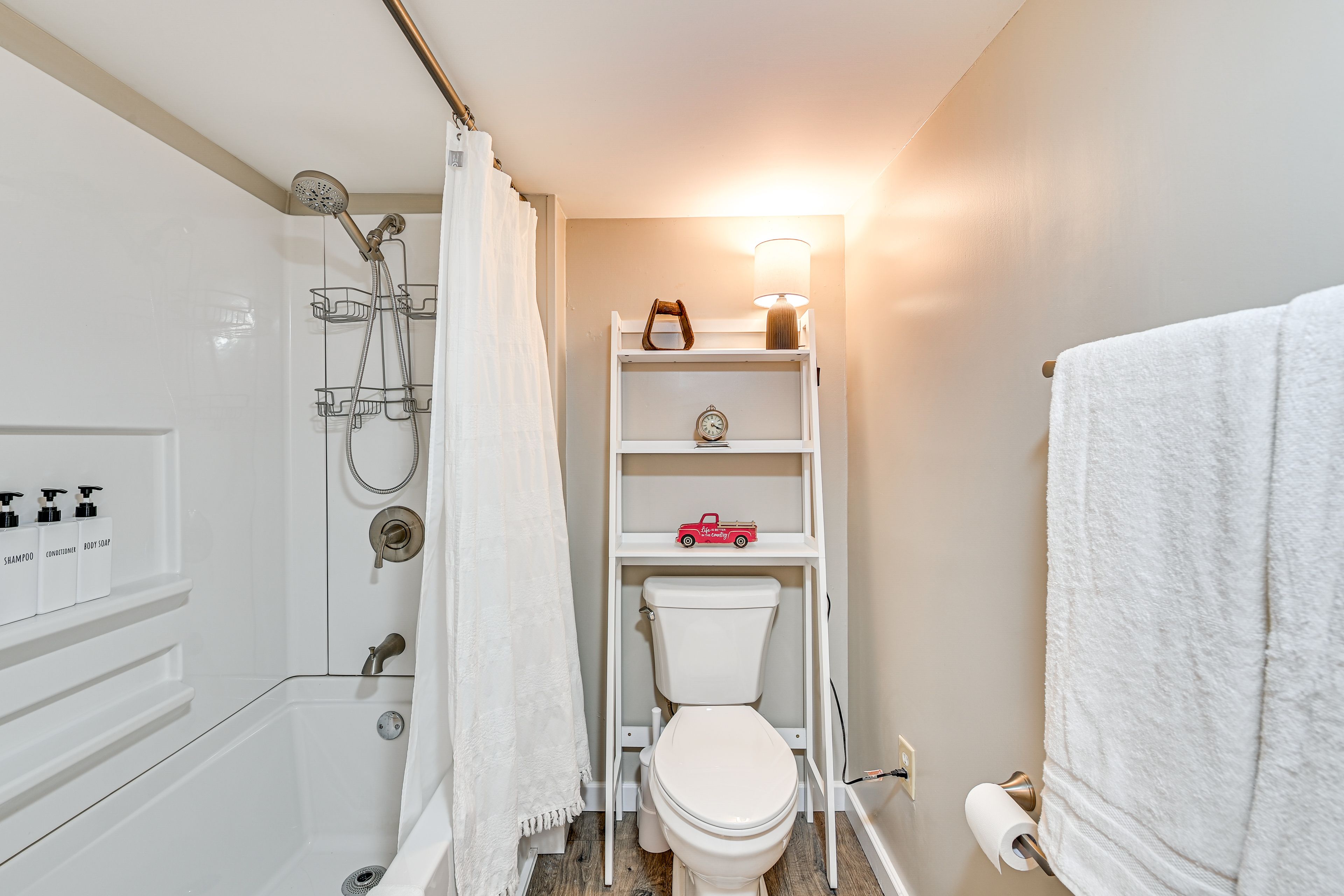 Full Bathroom | Complimentary Toiletries | Towels Provided