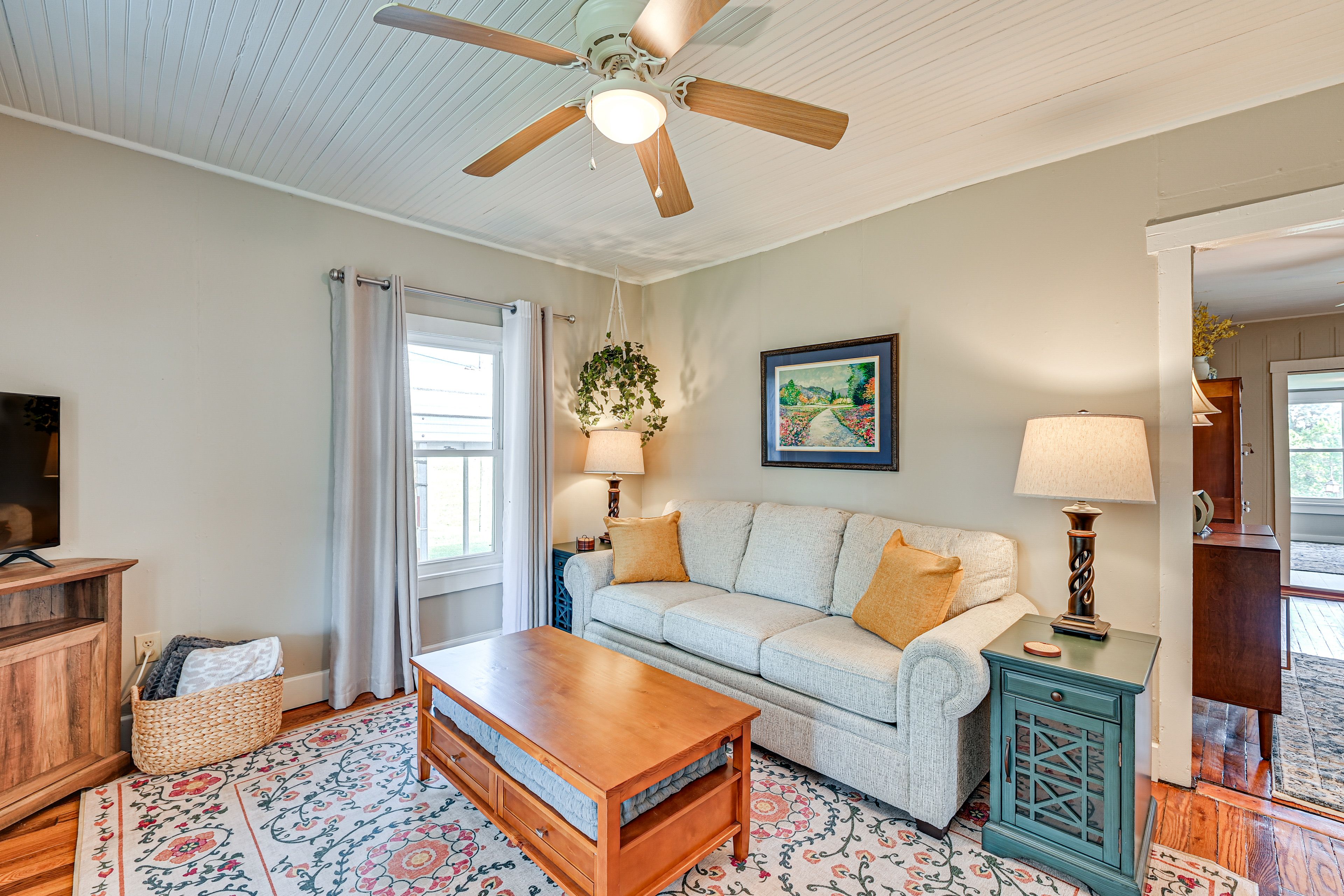 Living Room | Smart TV | Central Heating & A/C | Free WiFi | Books