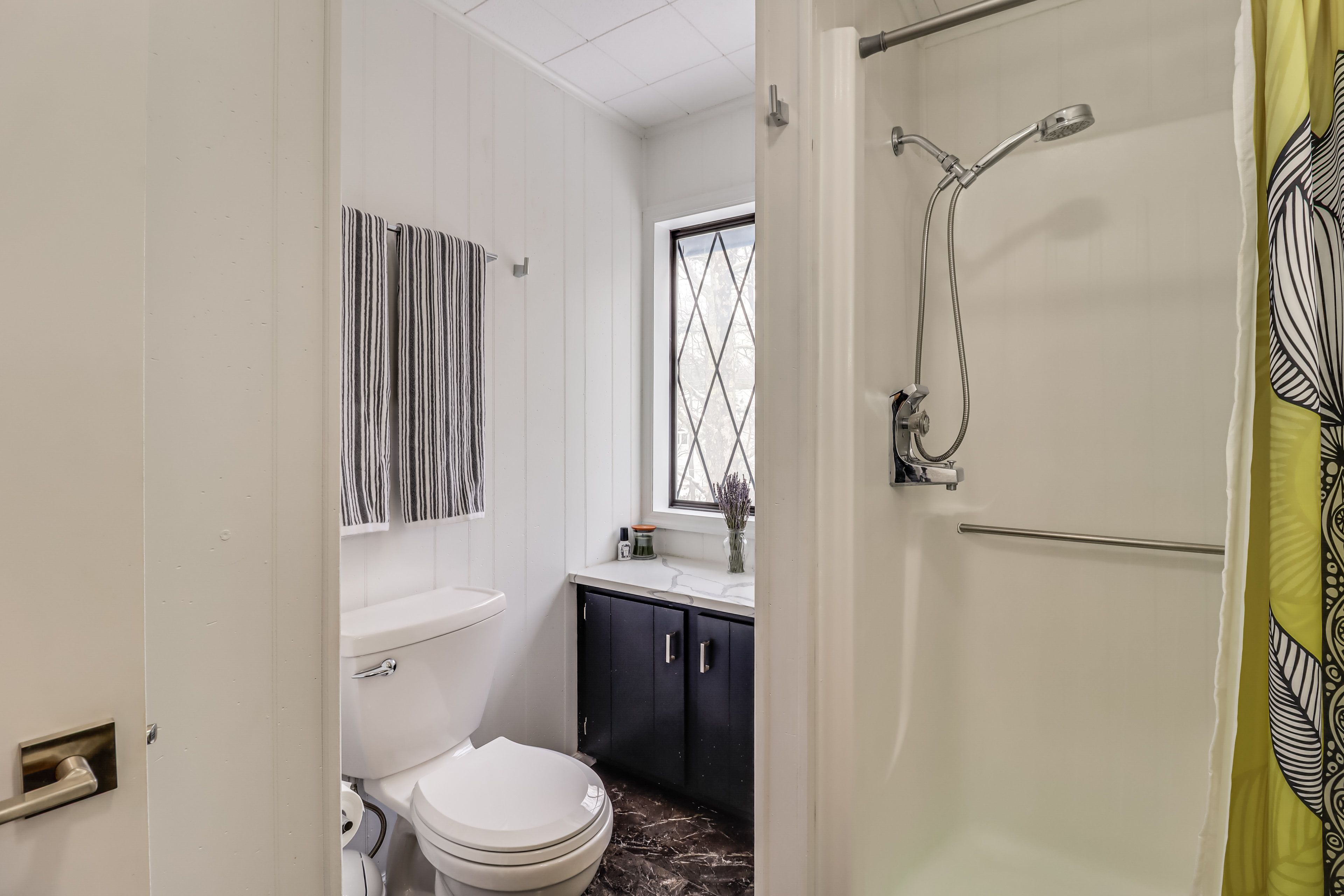 Full Bathroom | Main Level | Towels Provided