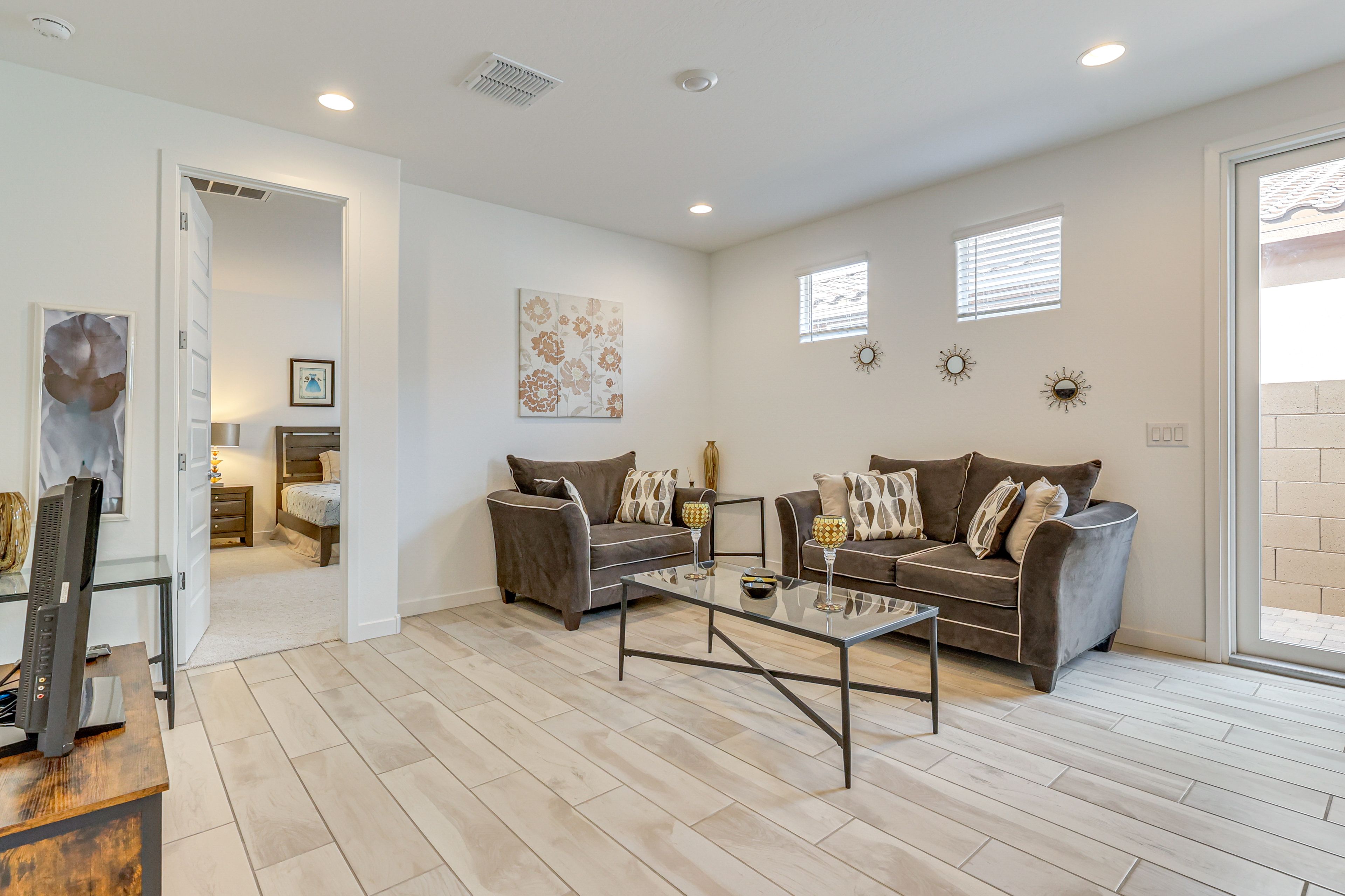 Living Room | Central A/C & Heating | Free WiFi