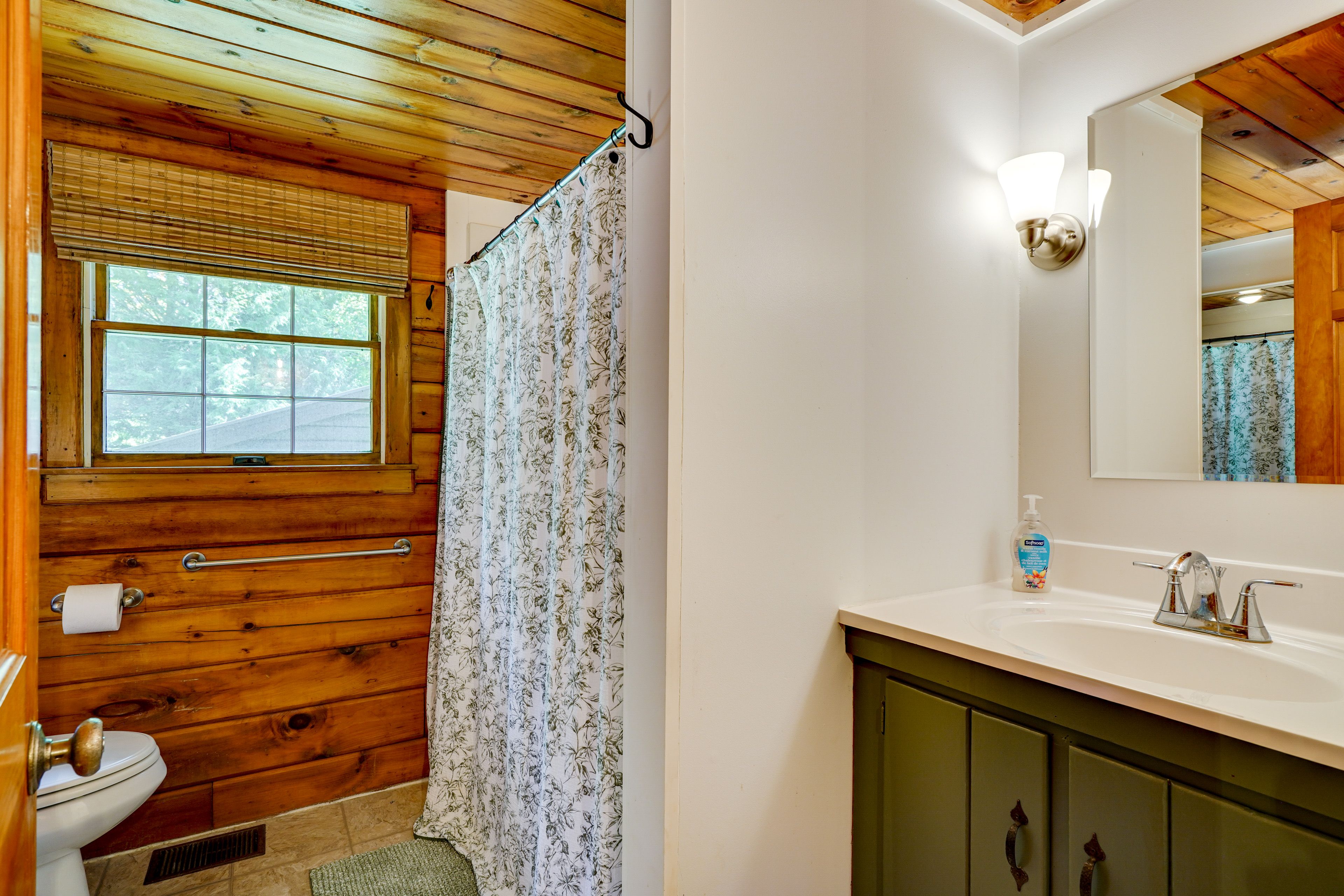 Full Bathroom | 1st Floor | Towels Provided | Complimentary Toiletries