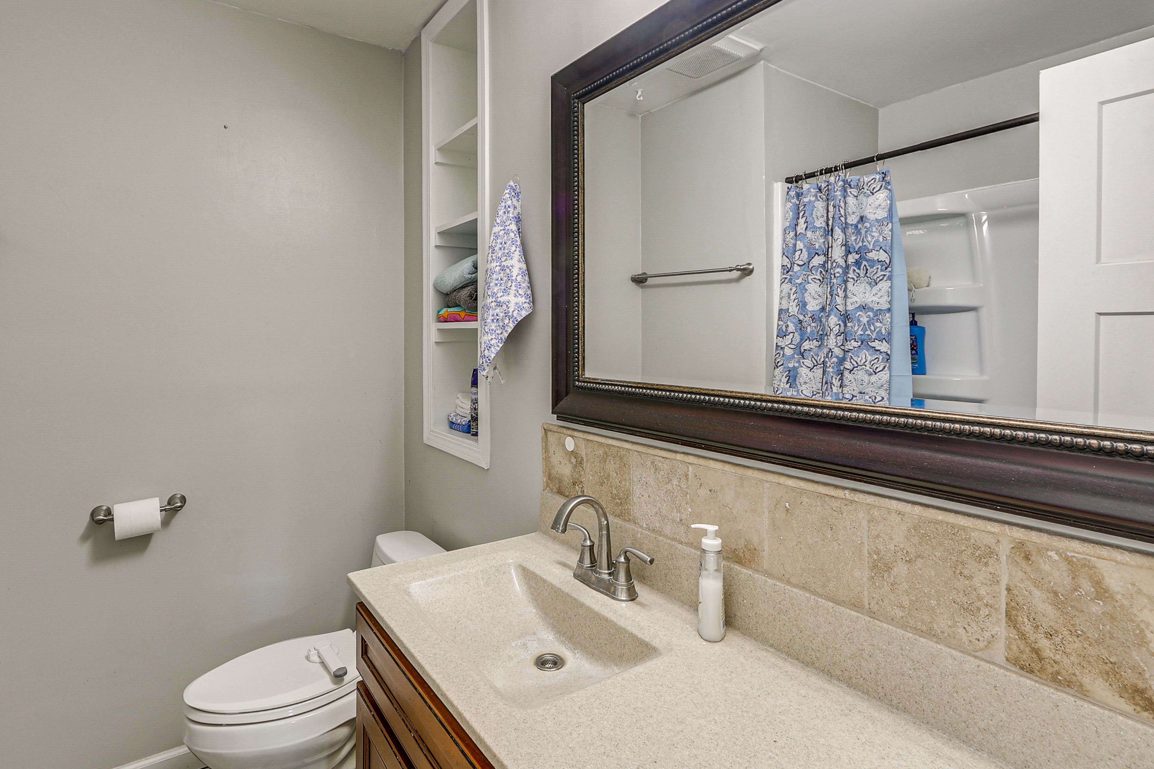 Full Bathroom | Towels Provided